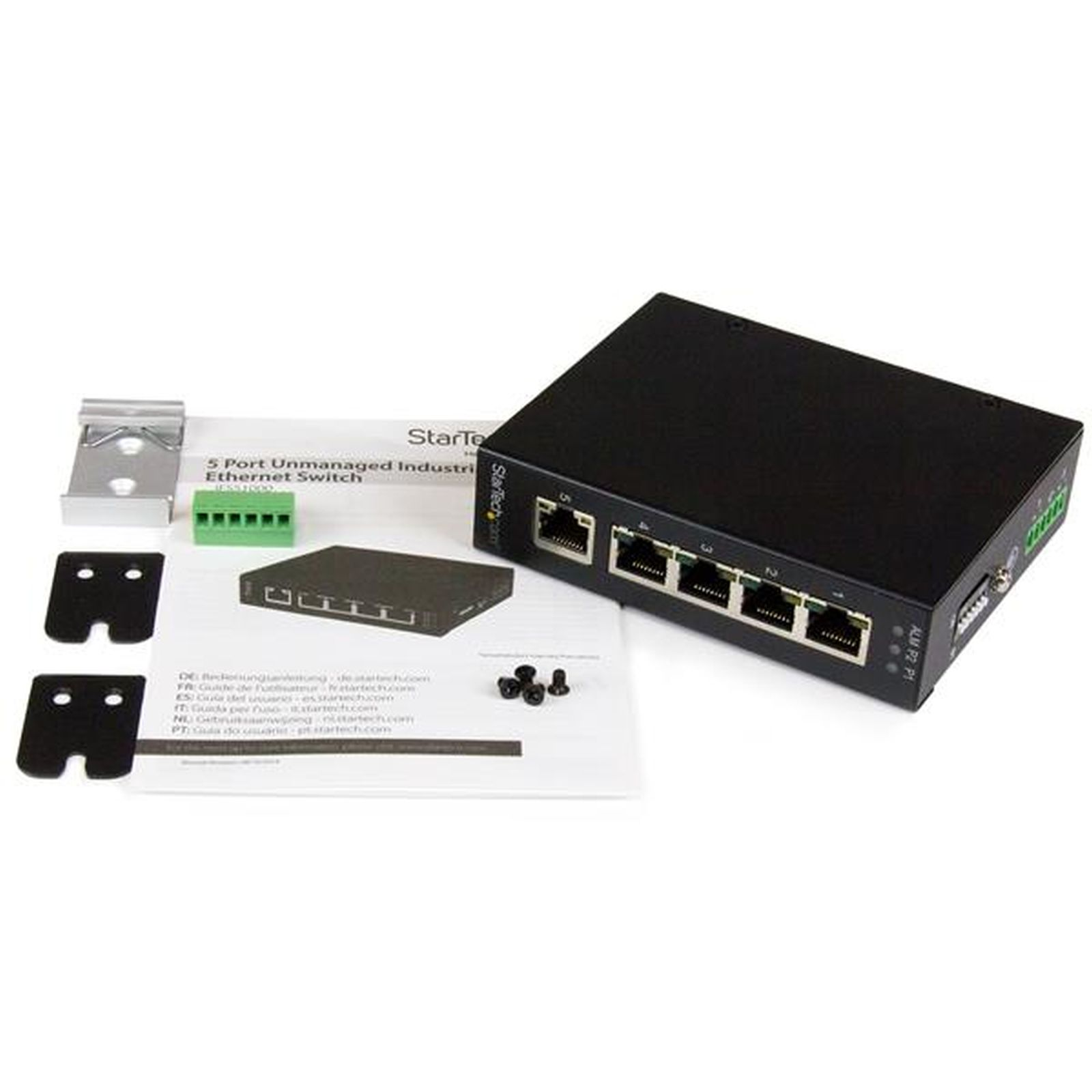 Zwarte Ethernet switch met accessoires, handleiding en montagehardware, met witte achtergrond.