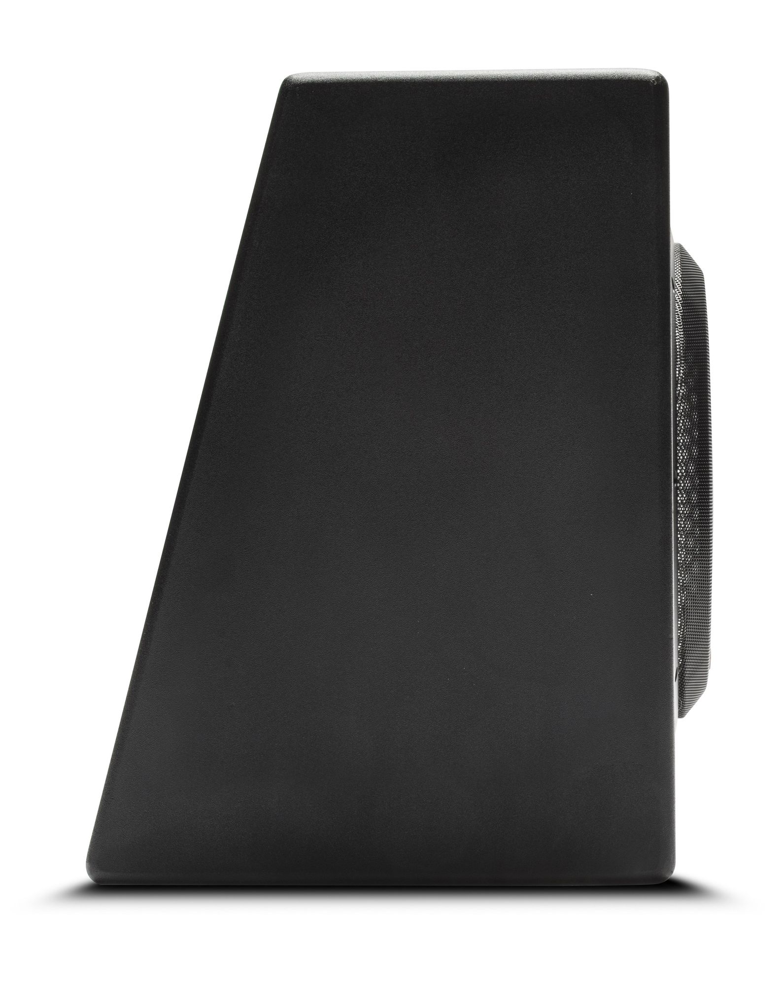 Eine schwarze Lautsprecherbox, die nach links abgewinkelt ist, mit einem Mesh-Grill auf der rechten Seite. Der Hintergrund ist weiß.