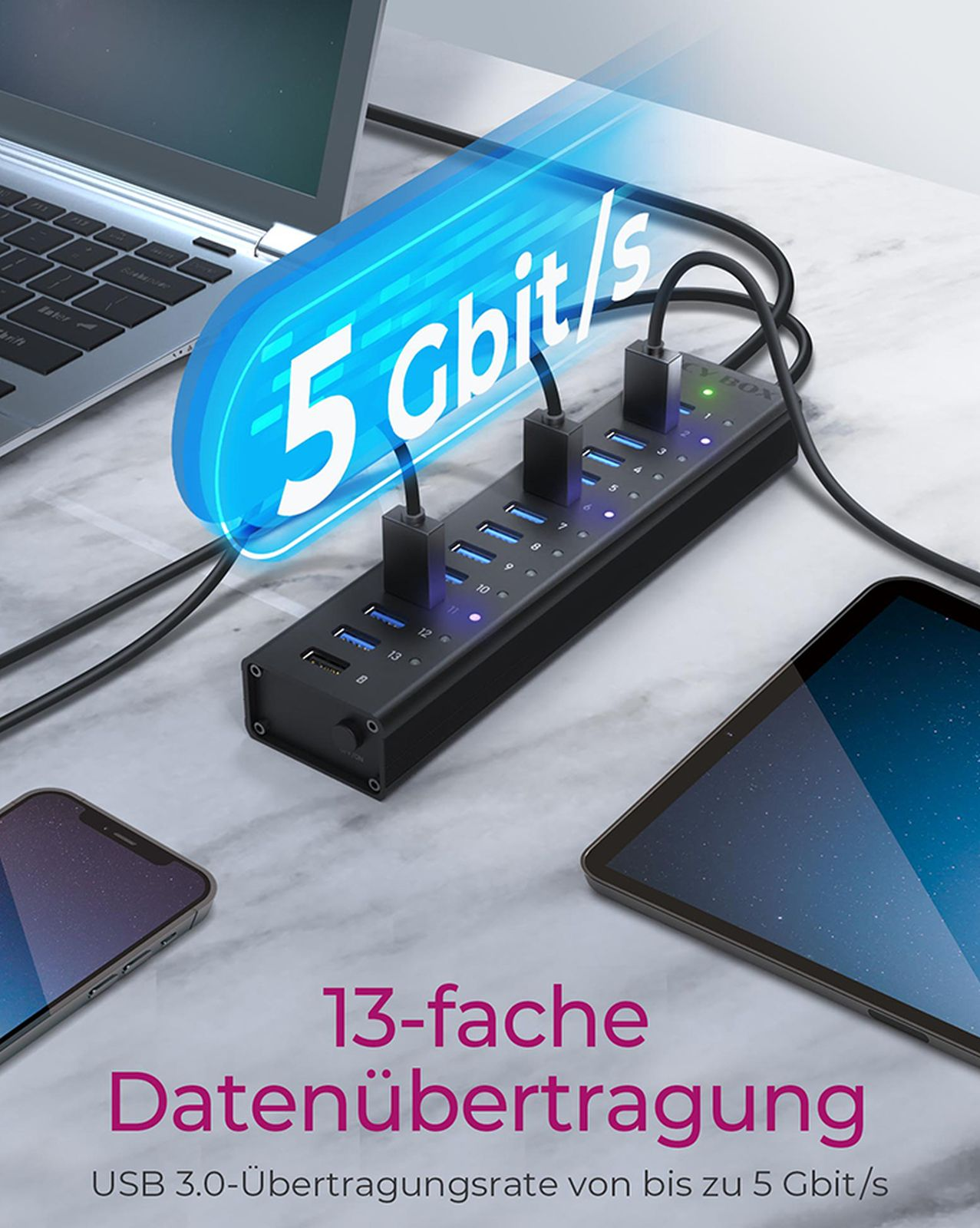 Ein USB-Hub mit mehreren Anschlüssen verbindet sich mit einem Laptop, Telefon und Tablet. 5 Gbit/s Text wird angezeigt. Weißer Marmorhintergrund.