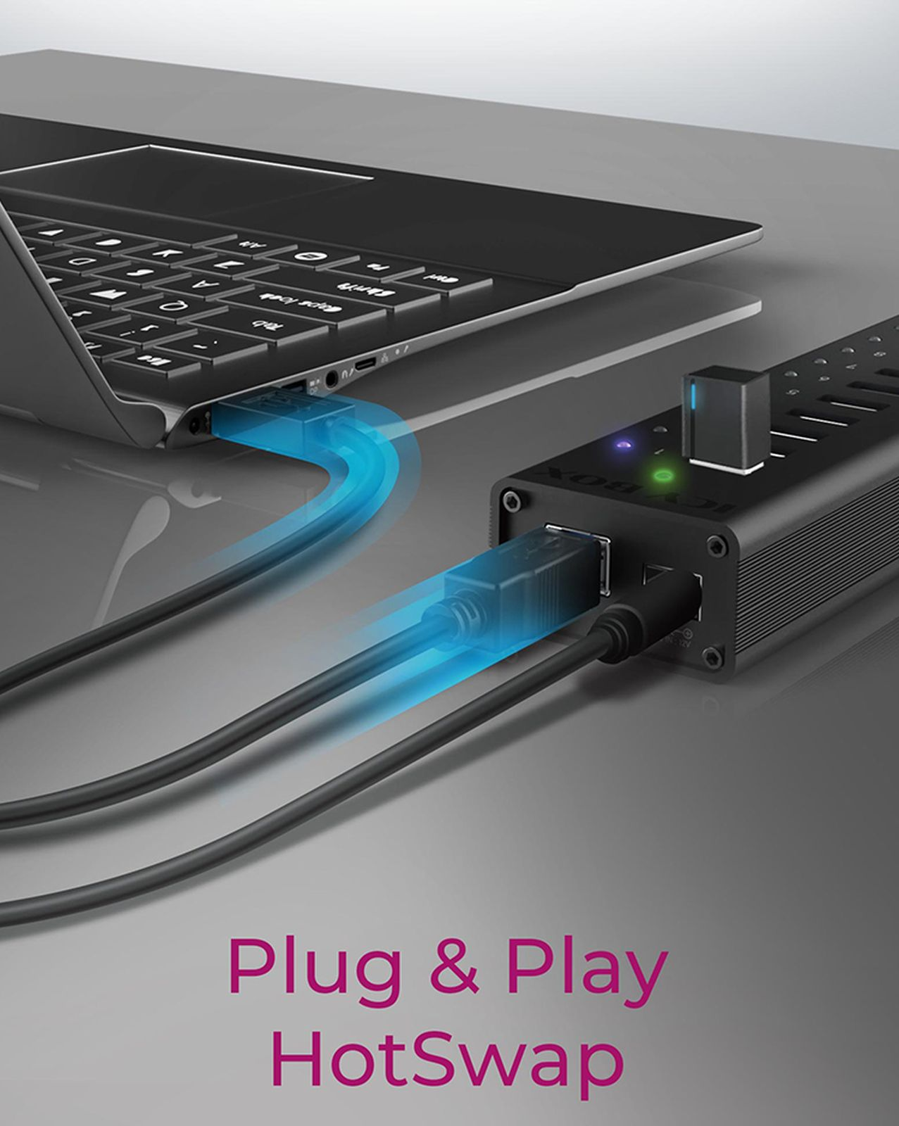 Ein Laptop ist mit einem schwarzen USB-Hub verbunden. Blaues Licht geht von den Verbindungen aus. Text: 'Plug & Play HotSwap'.