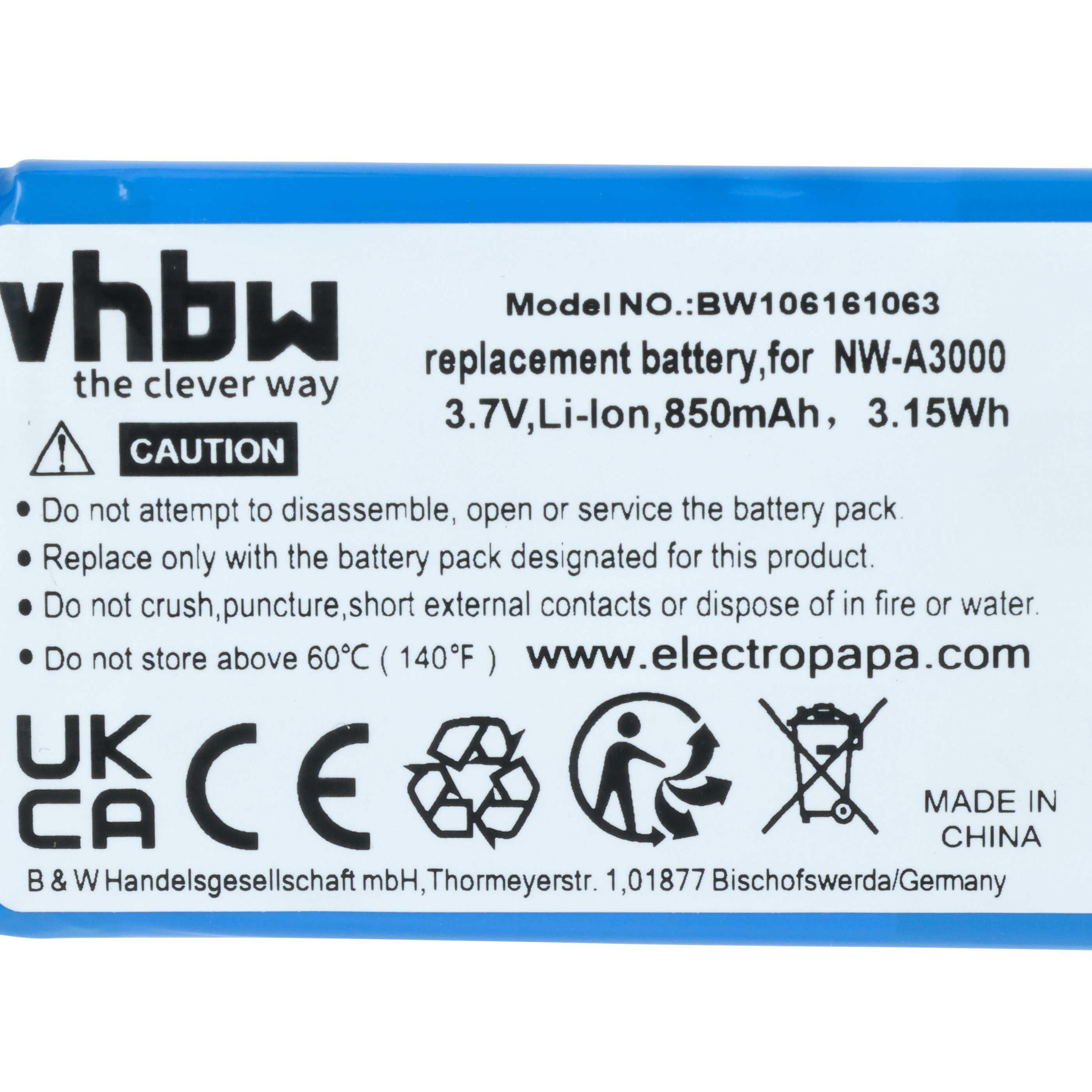 Ein weißes Etikett mit blauem Oberteil. Text auf Englisch und Symbole mit Warnungen und Batterieinformationen. Hergestellt in China.