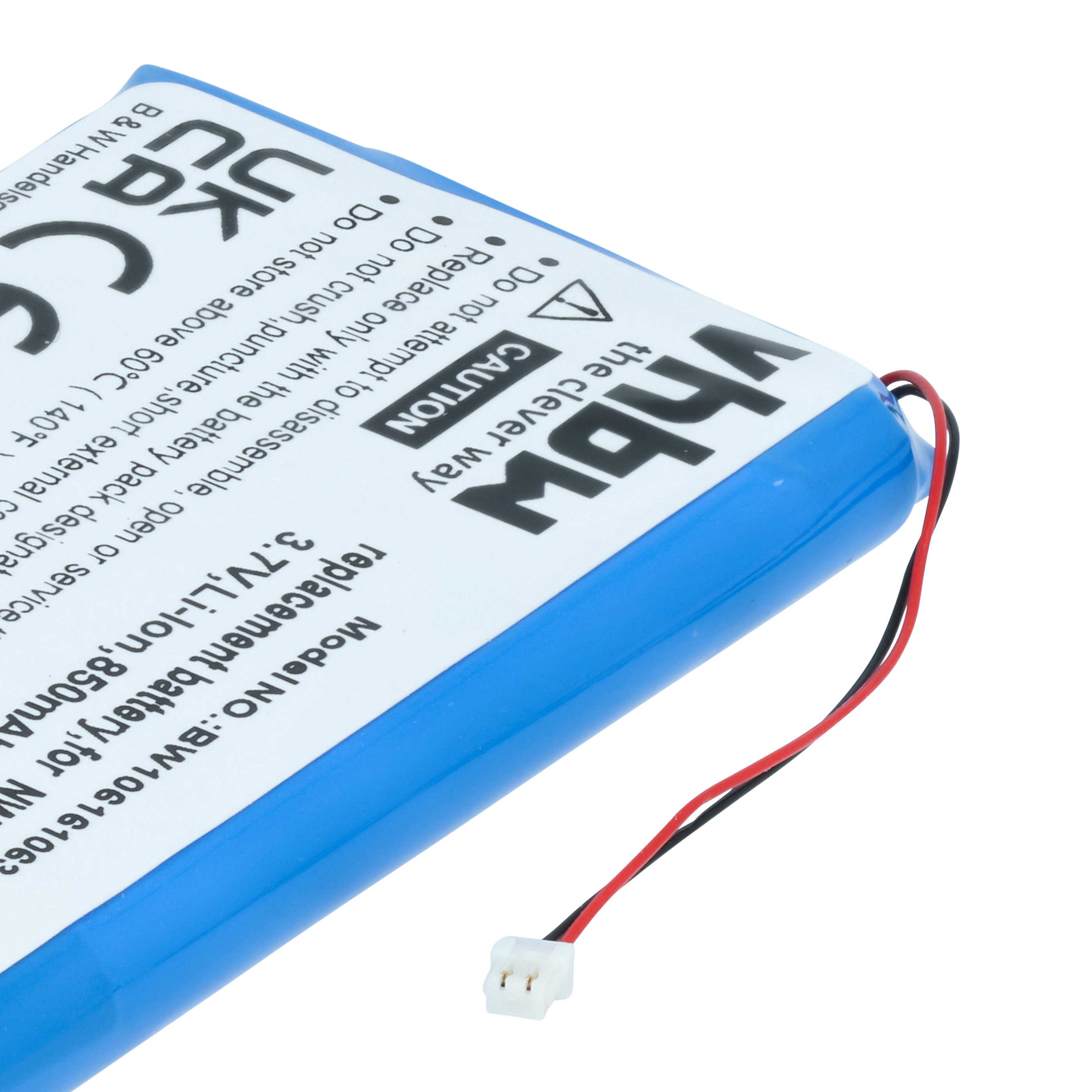 Ein blauer Akku mit Text und Drähten liegt auf einer weißen Oberfläche. Es steht Vorsicht drauf und hat einen Anschluss.