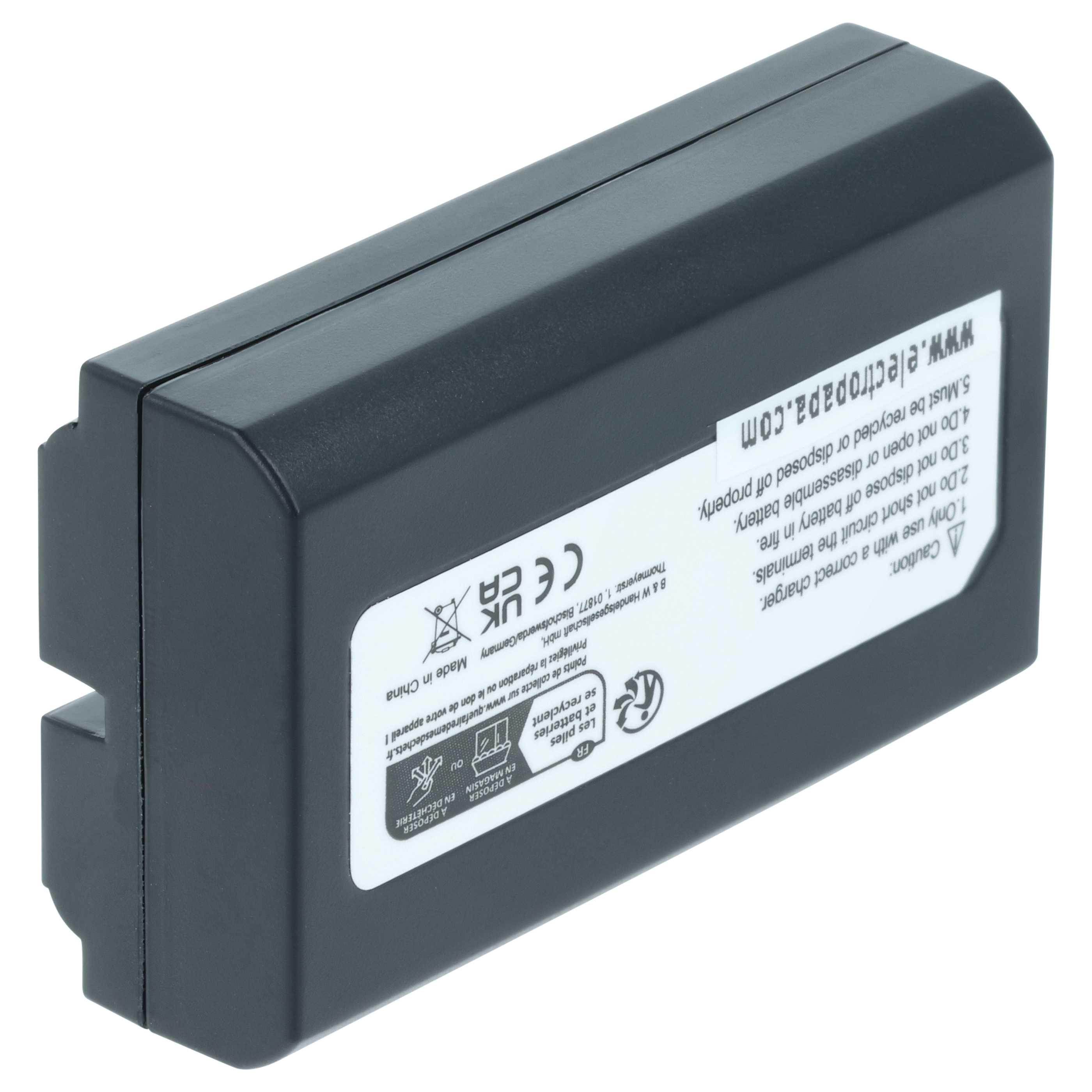 Ein dunkelgraues Batteriepack mit Warnhinweisen, schräg auf weißem Untergrund, zeigt Recycling-Symbole und Text.