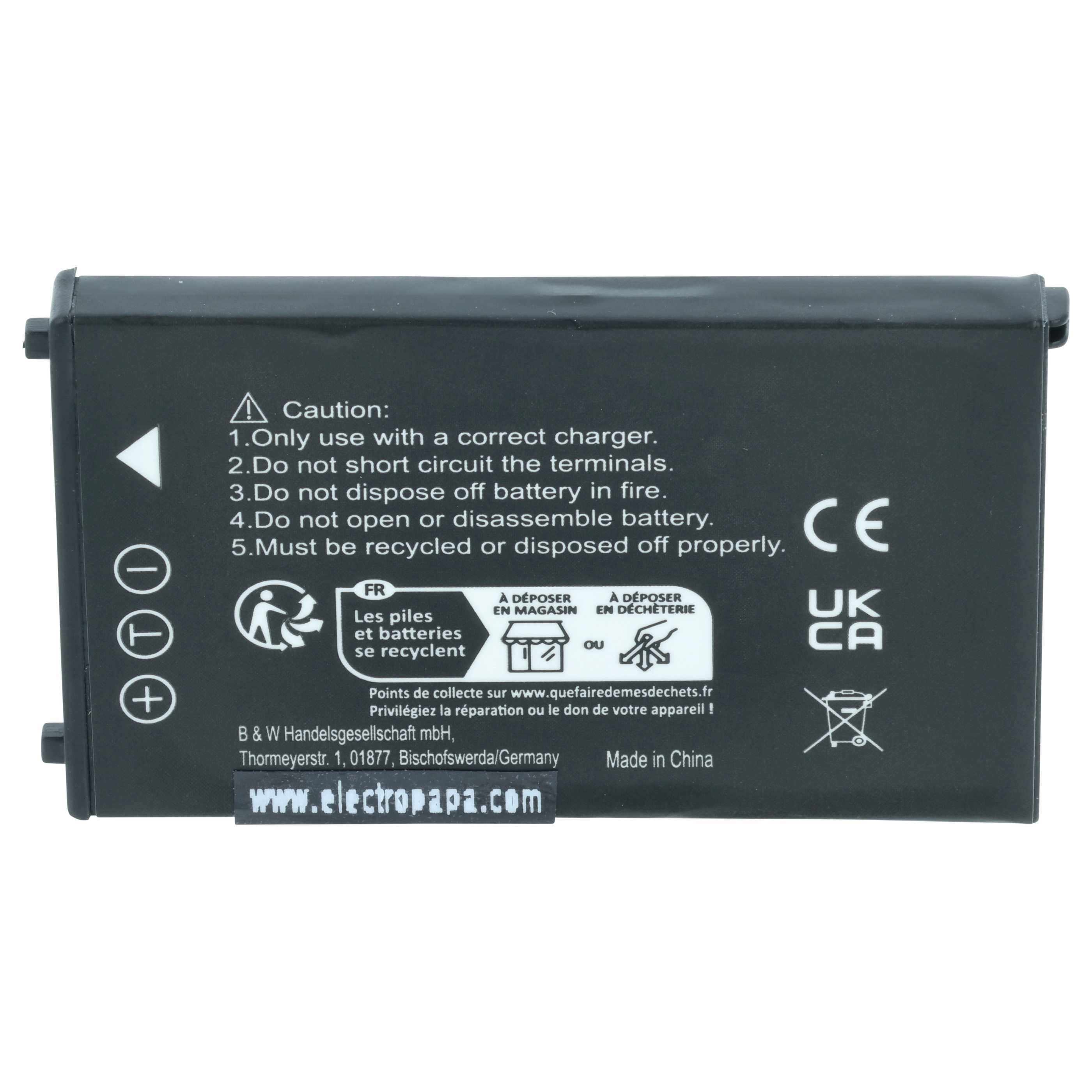 Schwarzer Akku mit weißem Text, Warnhinweisen und Recyclingsymbolen. Hergestellt in China. CE-, UKCA-Zeichen sichtbar.
