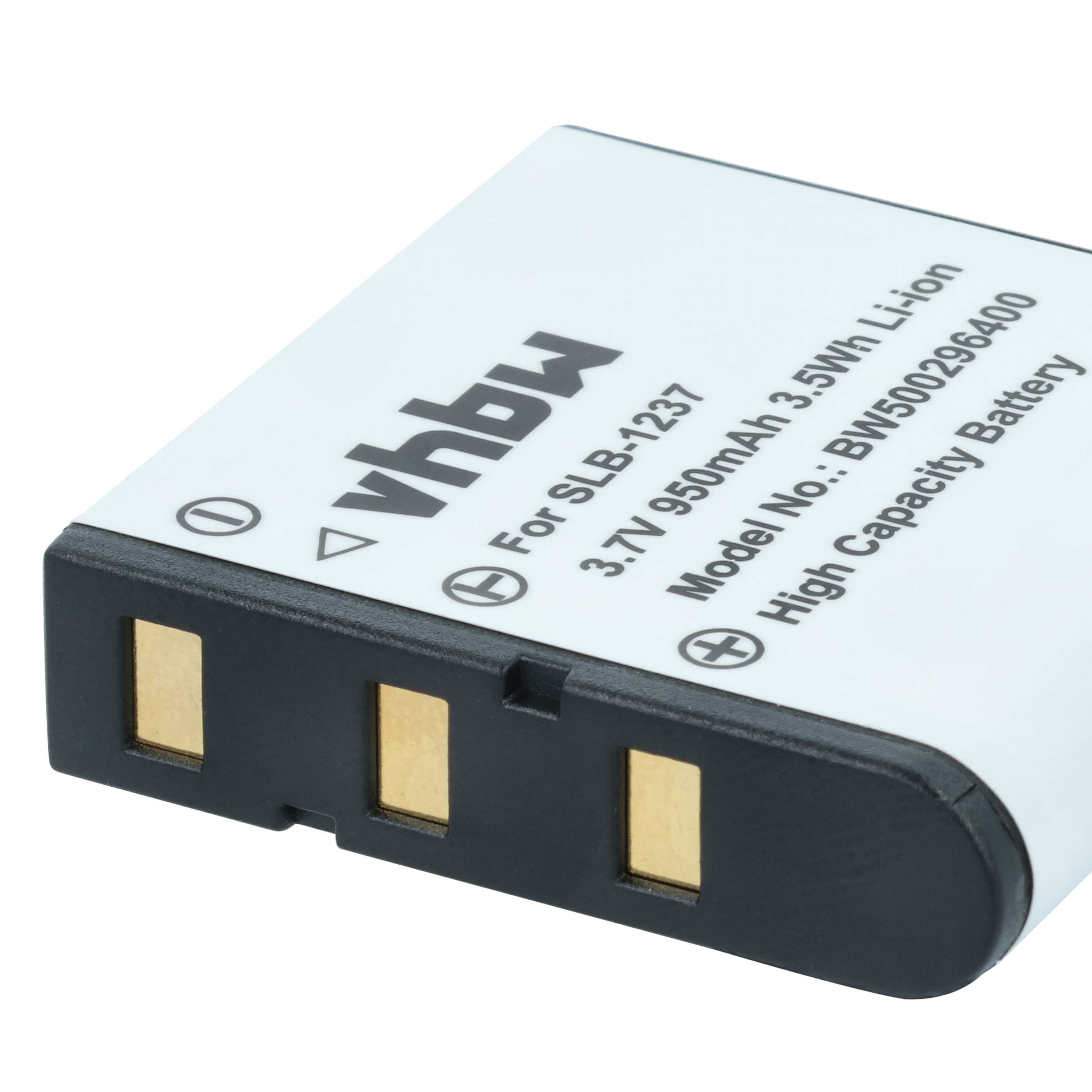 Nahaufnahme einer rechteckigen Batterie. Sie ist weiß mit schwarzen Kanten und goldenen Anschlüssen.