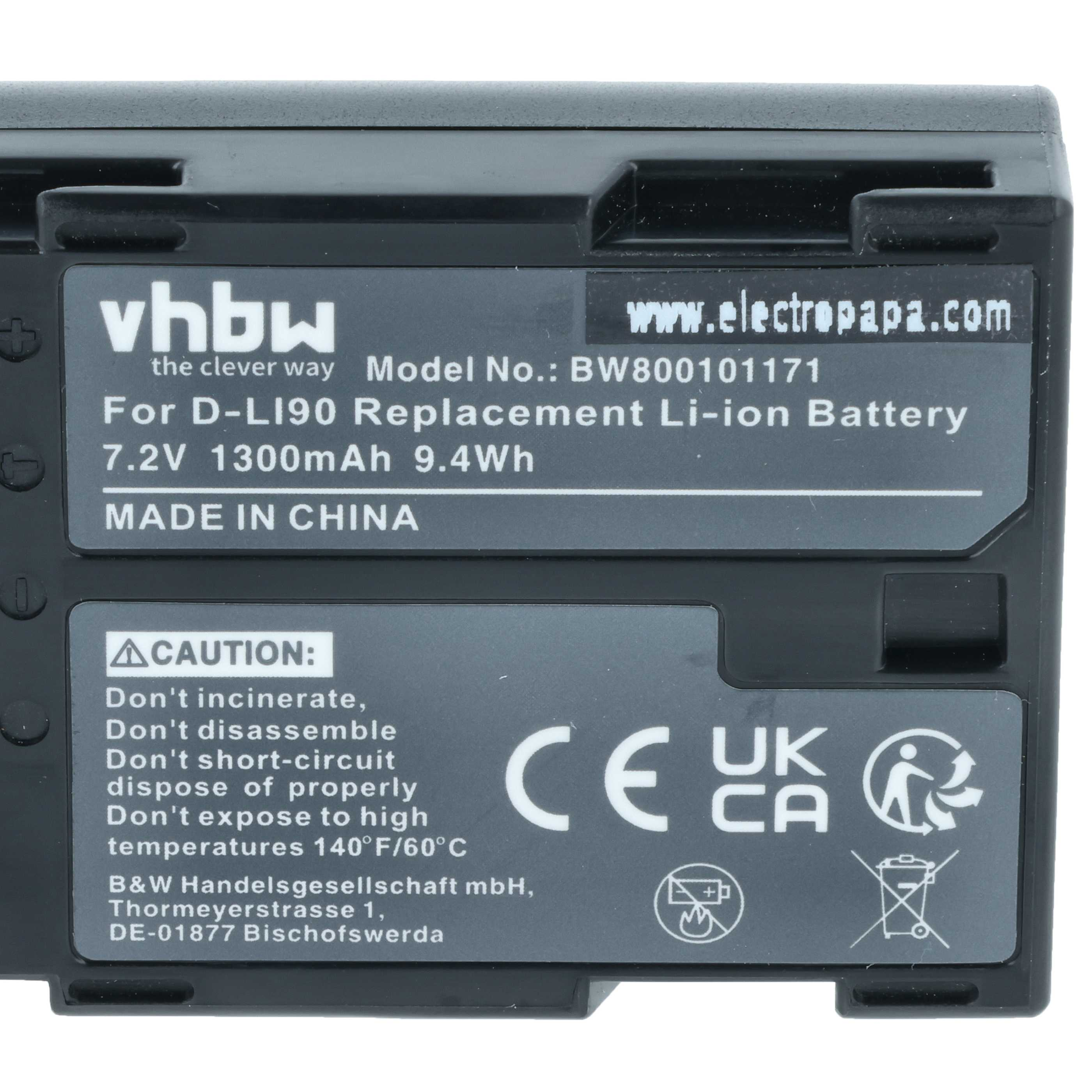 Schwarzer Akku mit weißem Text. Er lautet 'vhbw' und 'For D-LI90 Replacement Battery'. Enthält Sicherheitshinweise.