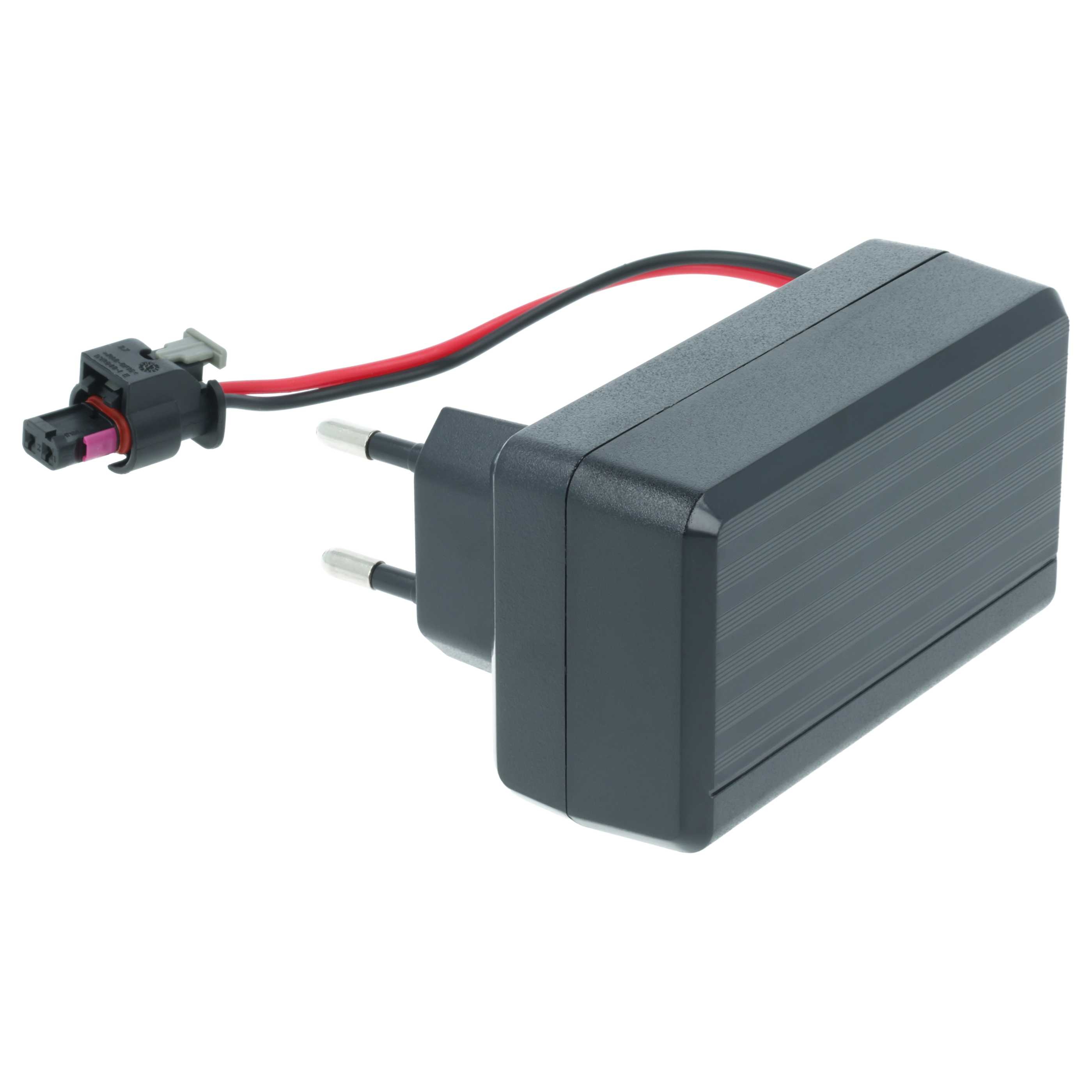 Ein dunkelgrauer Netzadapter mit Stecker und Stecker mit roten und schwarzen Drähten, isoliert auf Weiß.