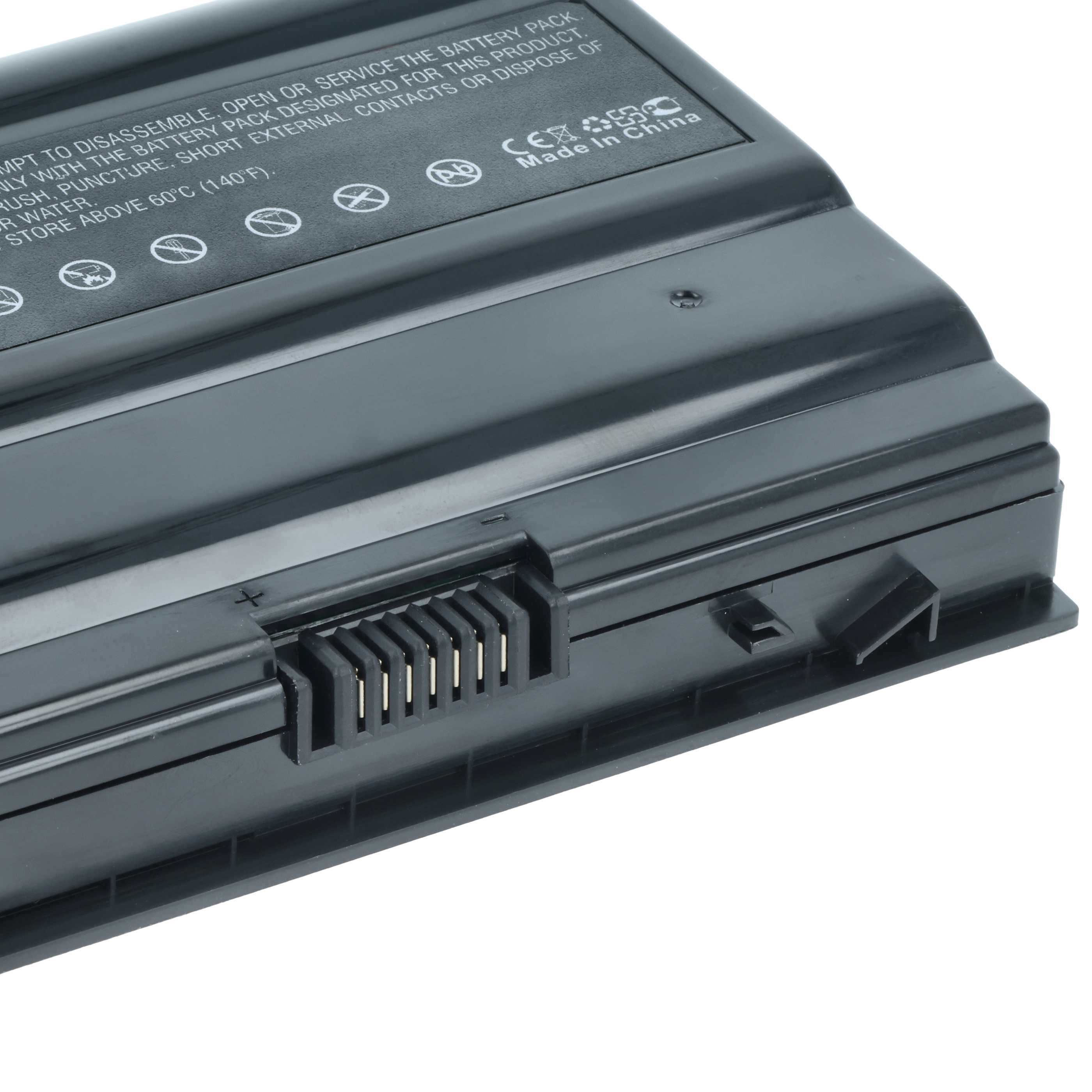 Nahaufnahme eines schwarzen Laptop-Akkus. Es hat einen Stecker und Warnhinweise.