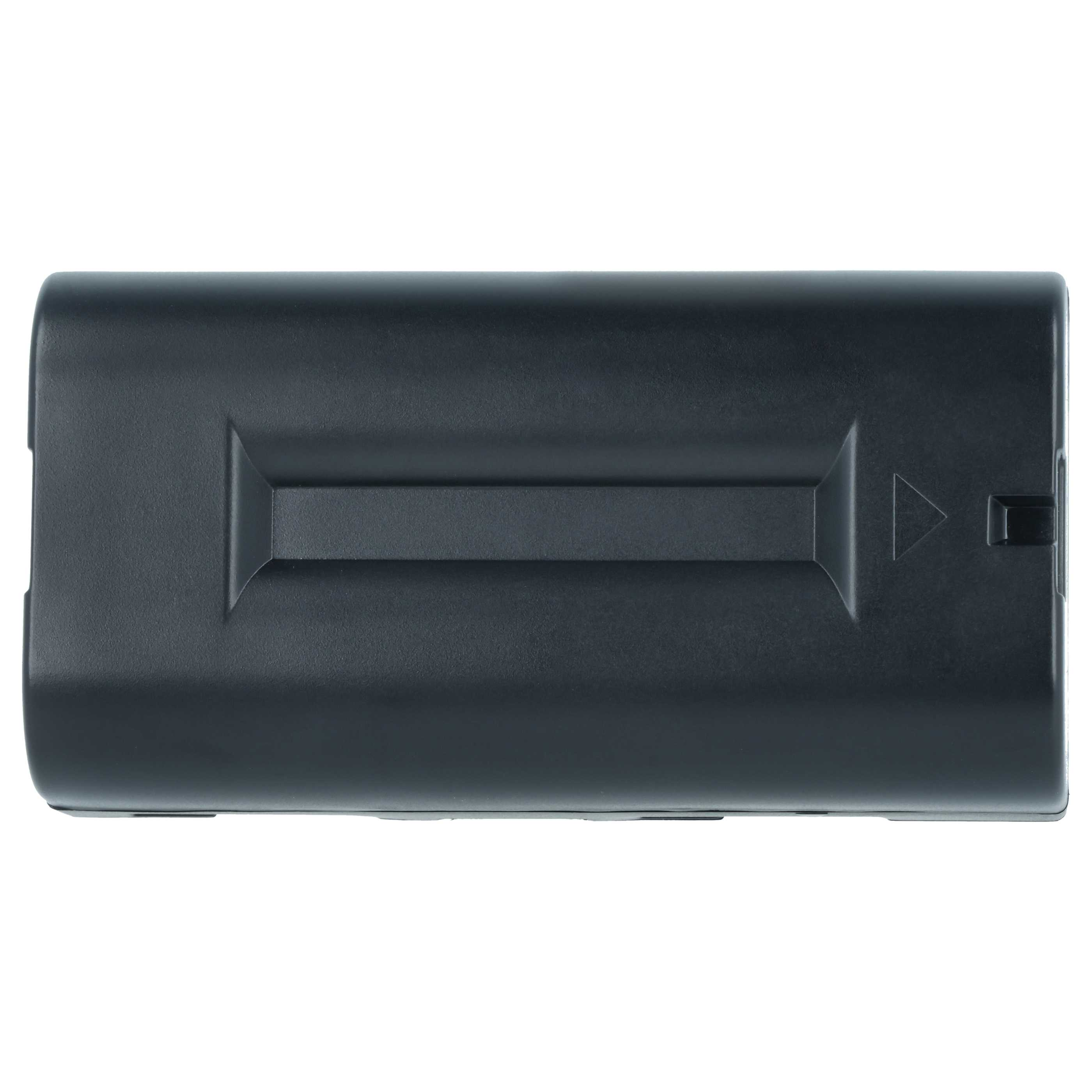 Ein dunkelgraues rechteckiges Objekt mit strukturierter Oberfläche, möglicherweise eine Batterie oder Komponente, liegt.