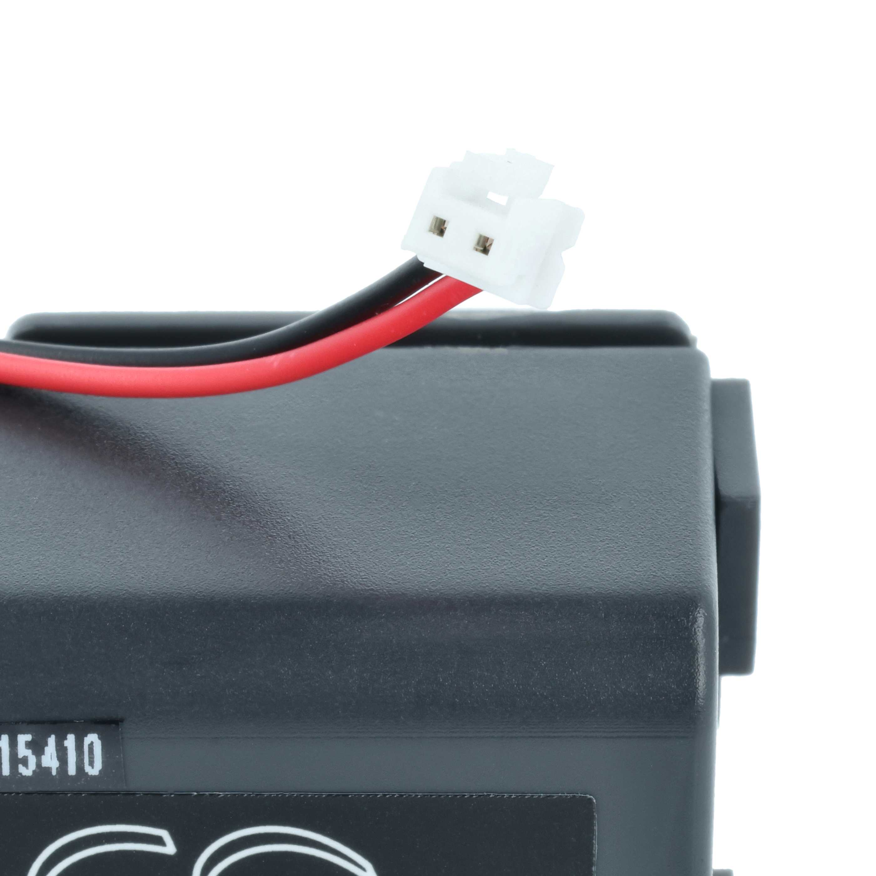 Nahaufnahme eines schwarzen, rechteckigen Objekts mit weißem Stecker und rot/schwarzen Drähten. Der Hintergrund ist weiß.