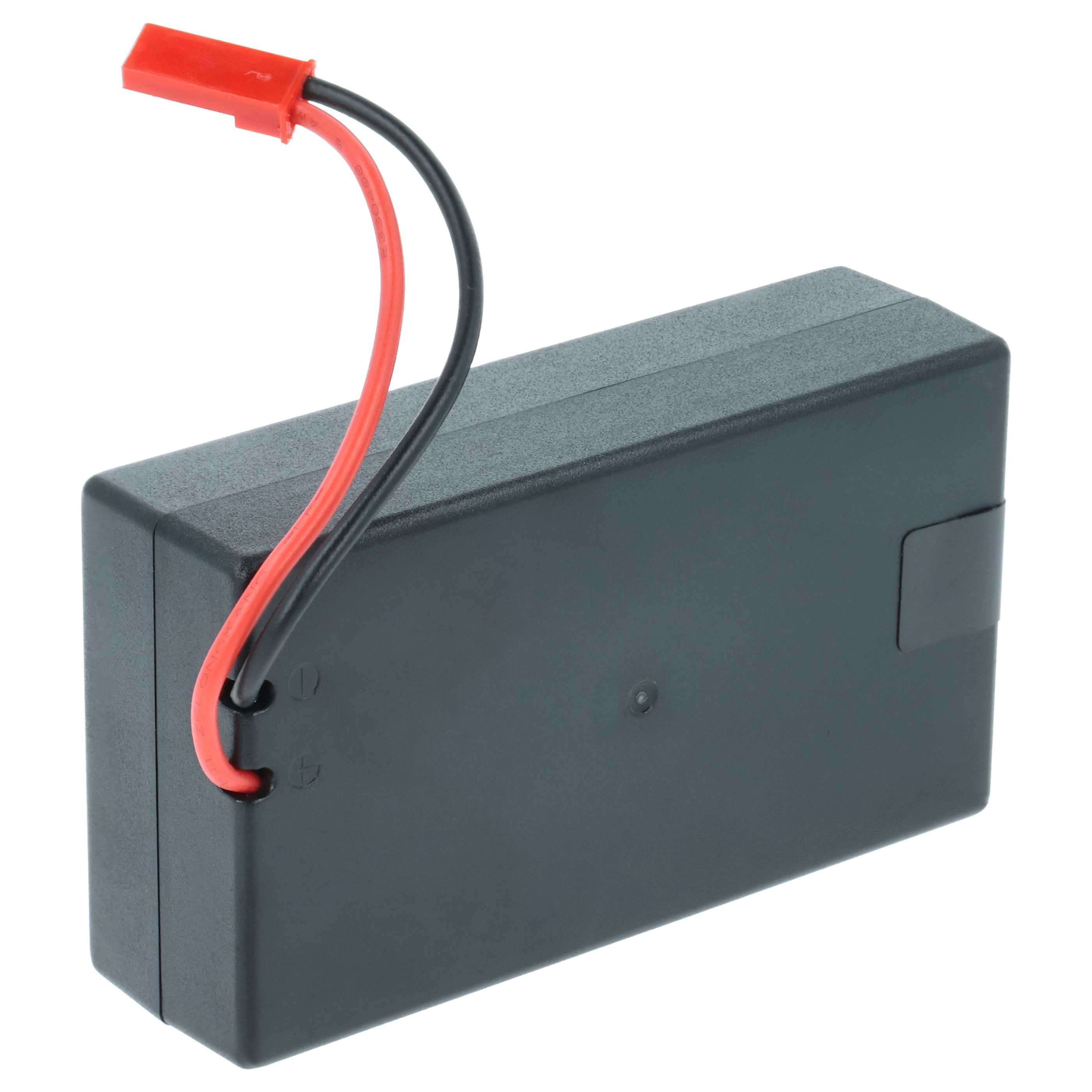 Ein rechteckiger schwarzer Akku mit roten und schwarzen Drähten, die mit einem roten Stecker verbunden sind.