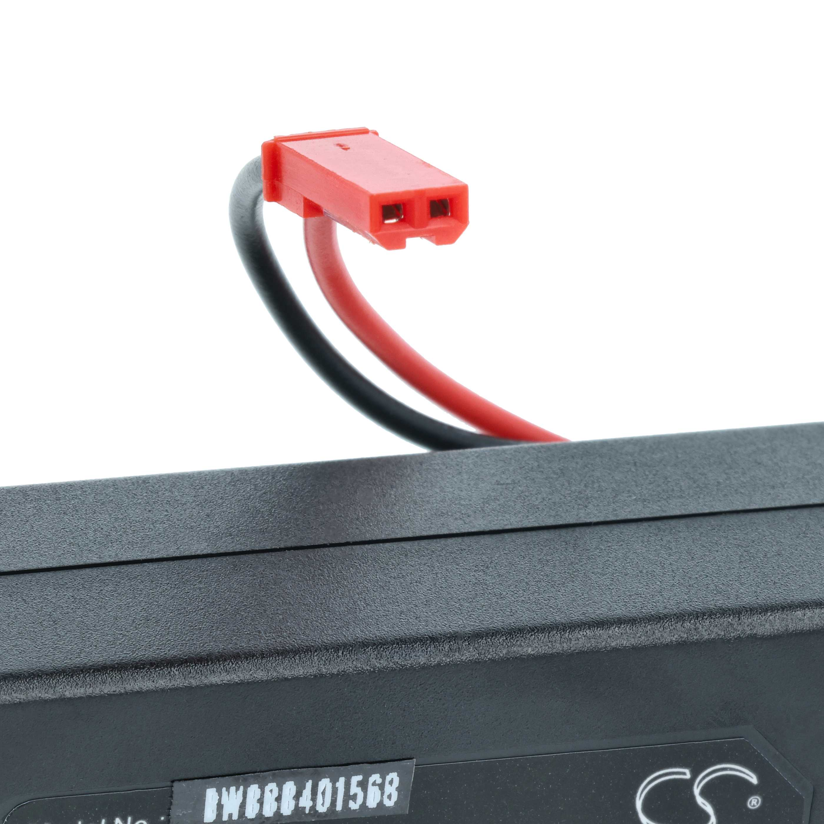 Nahaufnahme einer schwarzen Batterie mit rotem Stecker und schwarzen/roten Kabeln vor weißem Hintergrund.