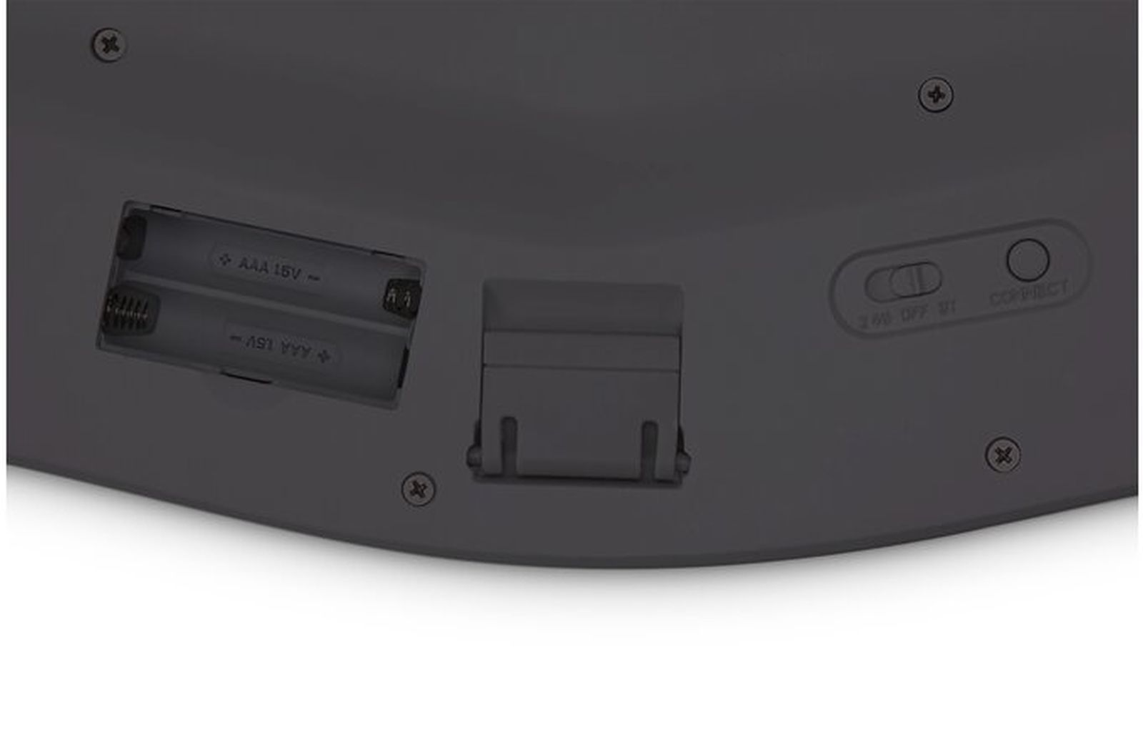 Primer plano de un dispositivo gris. Visible un compartimento de pilas AAA, una cubierta y algunos botones.