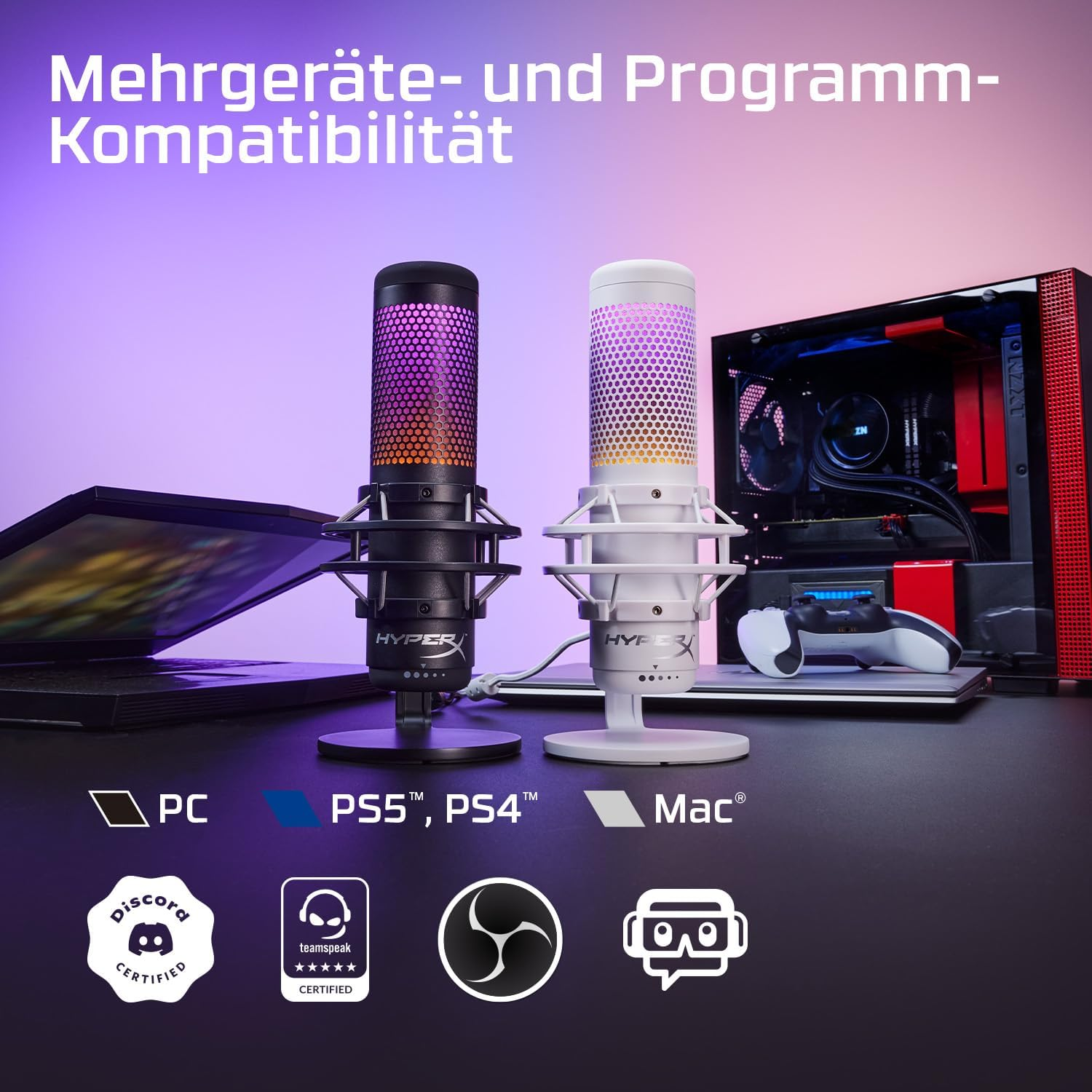 Dwa mikrofony, laptop i obudowa komputera na biurku. Obecne są logo PC, PS5, PS4 i Mac.