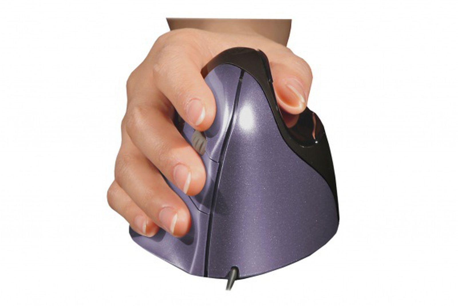 Een hand houdt een verticale ergonomische muis vast. De muis is paars en zwart. De achtergrond is wit.