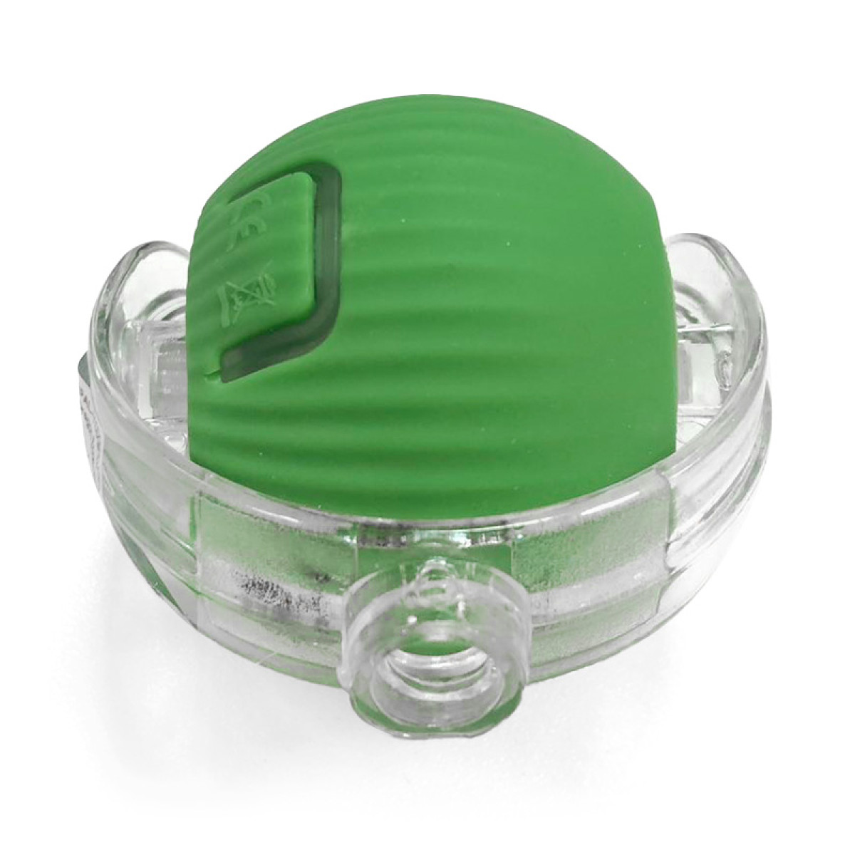 Un objeto verde, acanalado y redondeado está encerrado en una estructura de plástico transparente. Un botón es visible. Fondo blanco.