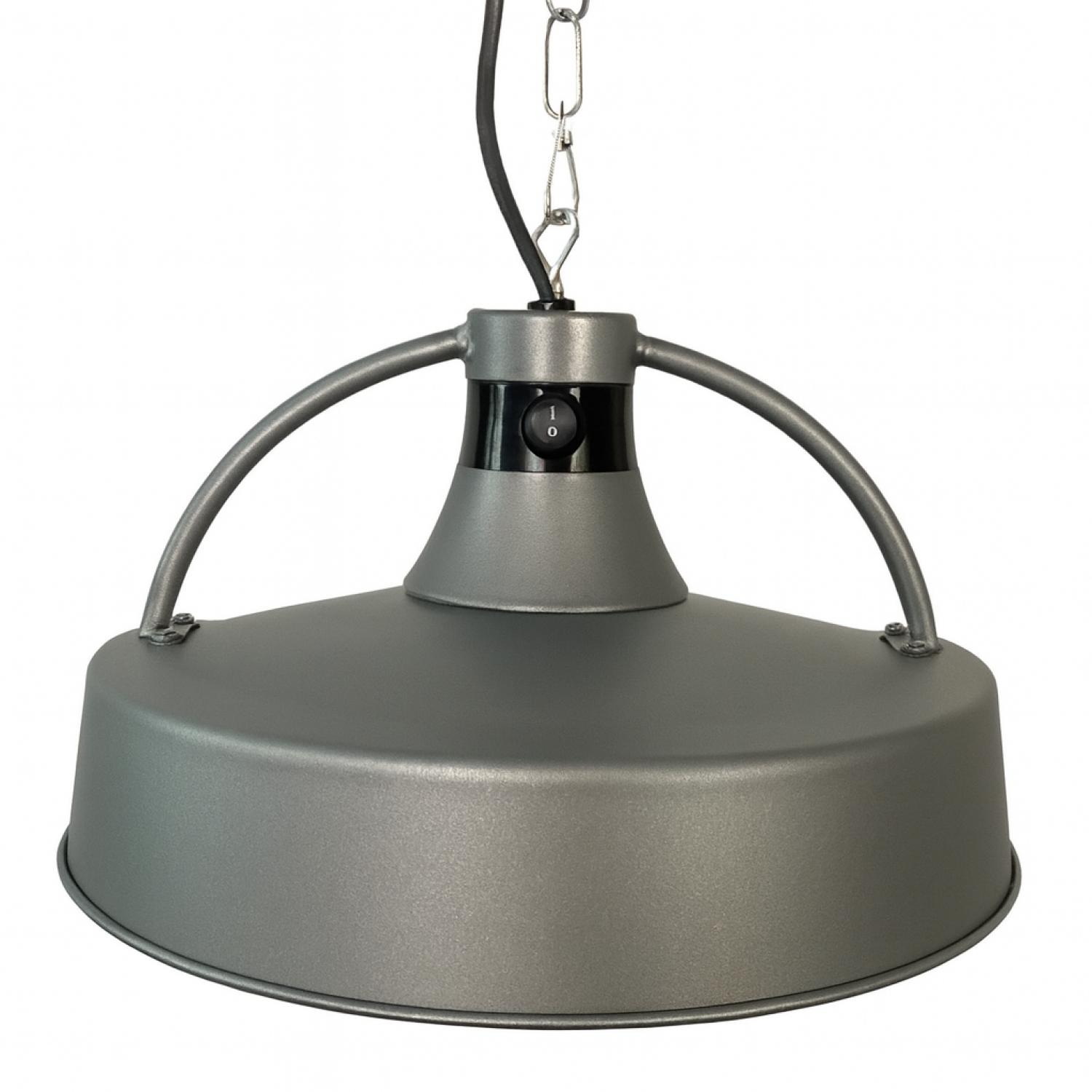 Eine graue Metall-Pendelleuchte mit Kette und schwarzem Kabel. Sie hat einen Schalter und einen gebogenen Griff.