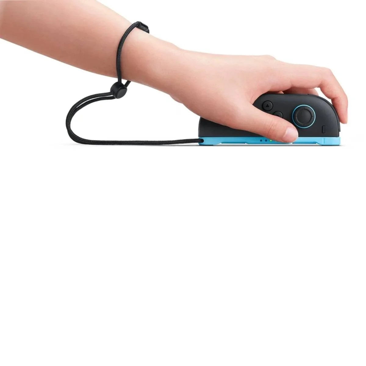 Eine Hand, die einen schwarz-blauen Gamecontroller mit einem schwarzen Handgelenkband hält. Weißer Hintergrund.