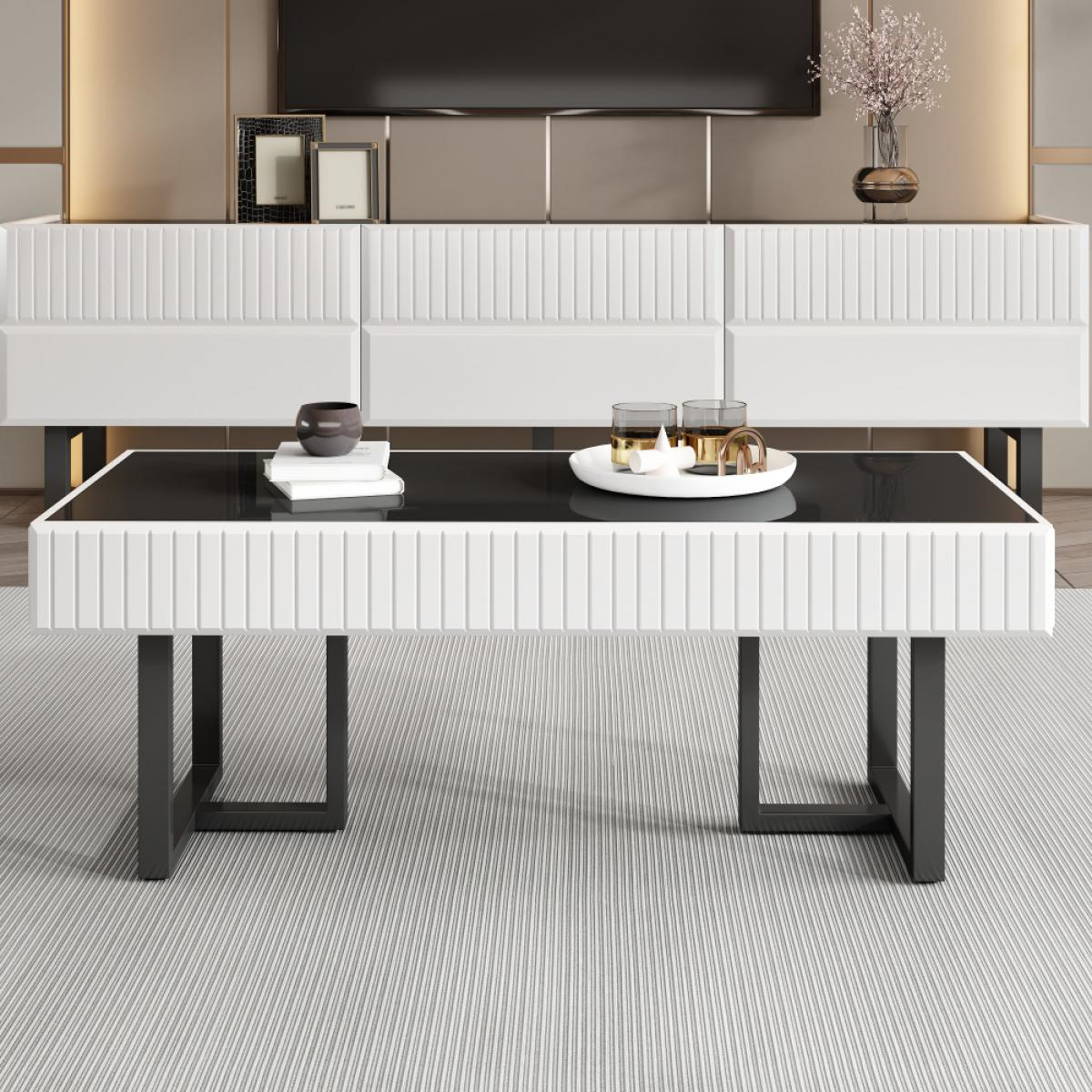 Ein modernes Wohnzimmer mit einem weißen Couchtisch mit schwarzer Oberfläche, einem weißen Schrank und einem grauen Teppich.