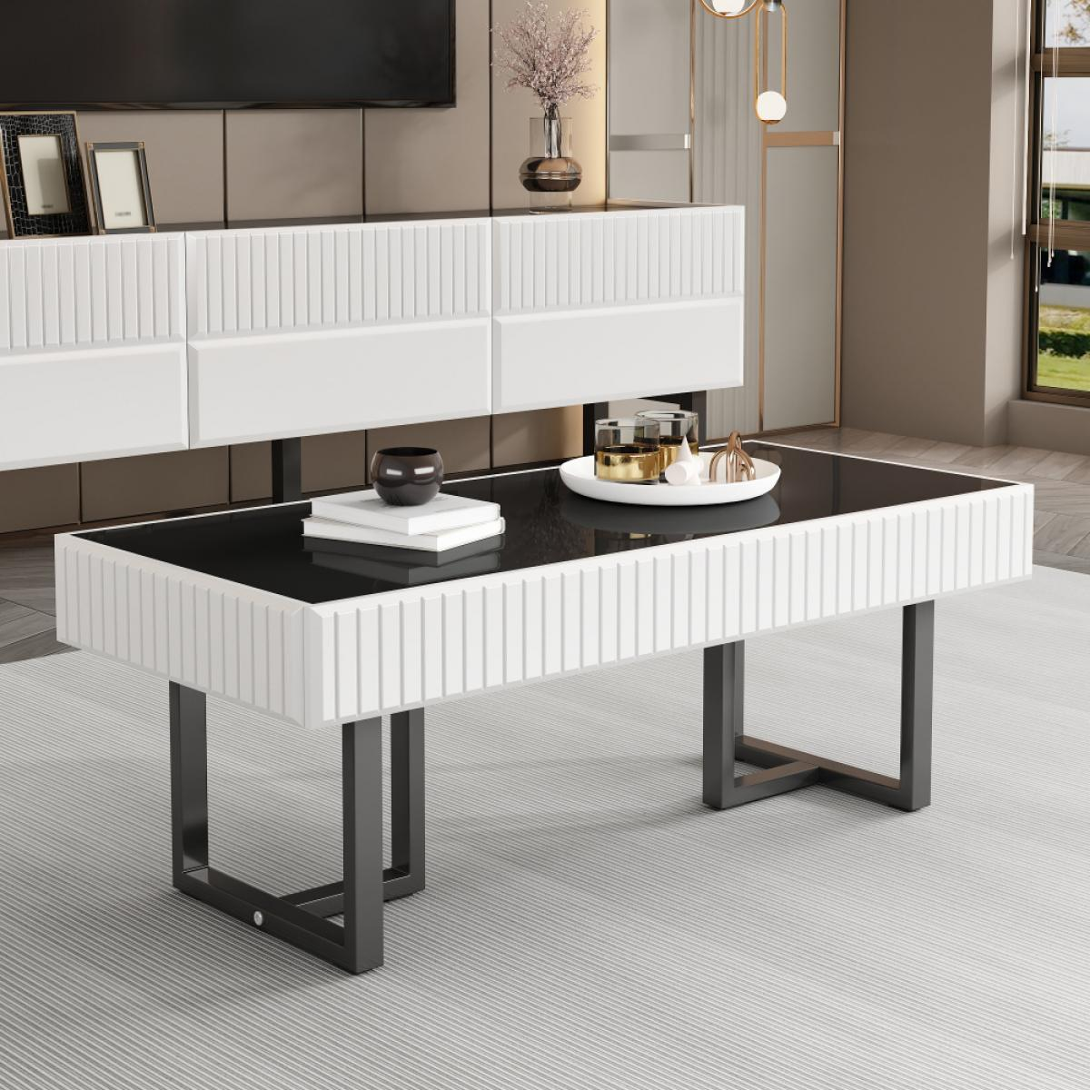Modernes Wohnzimmer mit weißem Couchtisch. Schwarze Oberseite. Weißer Schrank. Dekorationen oben drauf. Grauer Teppich.
