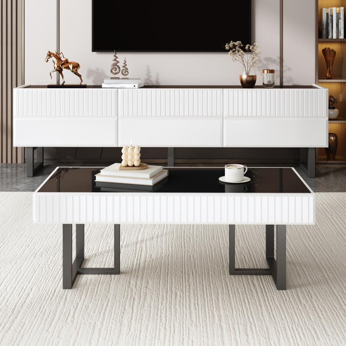 Ein modernes Wohnzimmer mit weißem Schrank, schwarzem Fernseher und Couchtisch mit Dekoration und einer Kaffeetasse darauf.