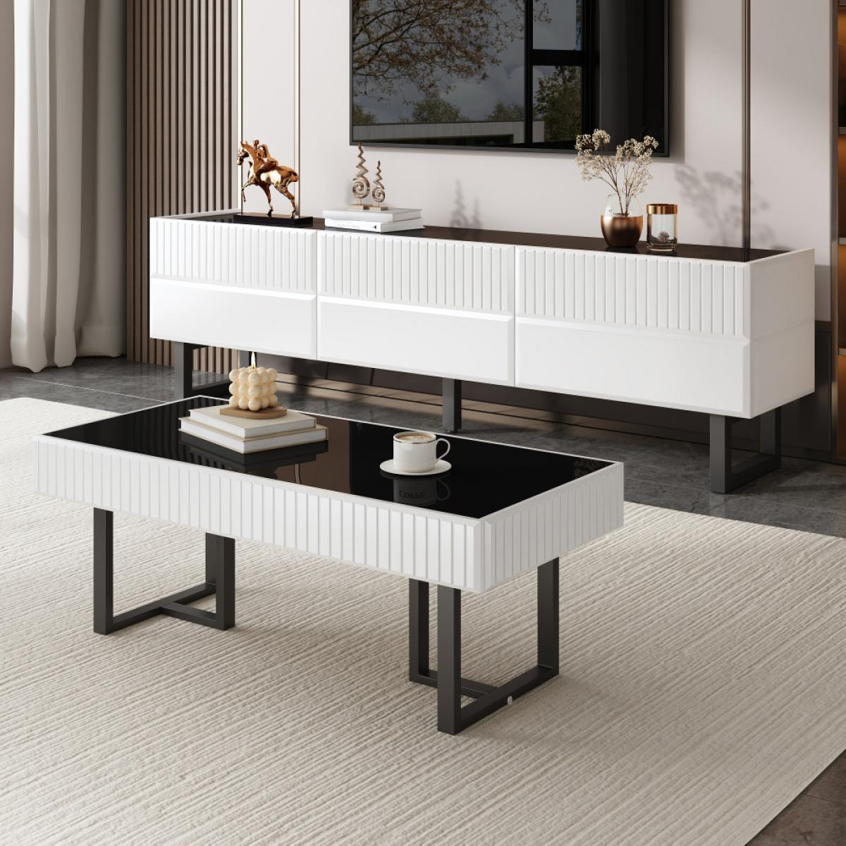 Wohnzimmer mit weißem Schrank, schwarzem Couchtisch, Teppich und TV. Dekorative Gegenstände und eine Tasse Kaffee auf dem Tisch.