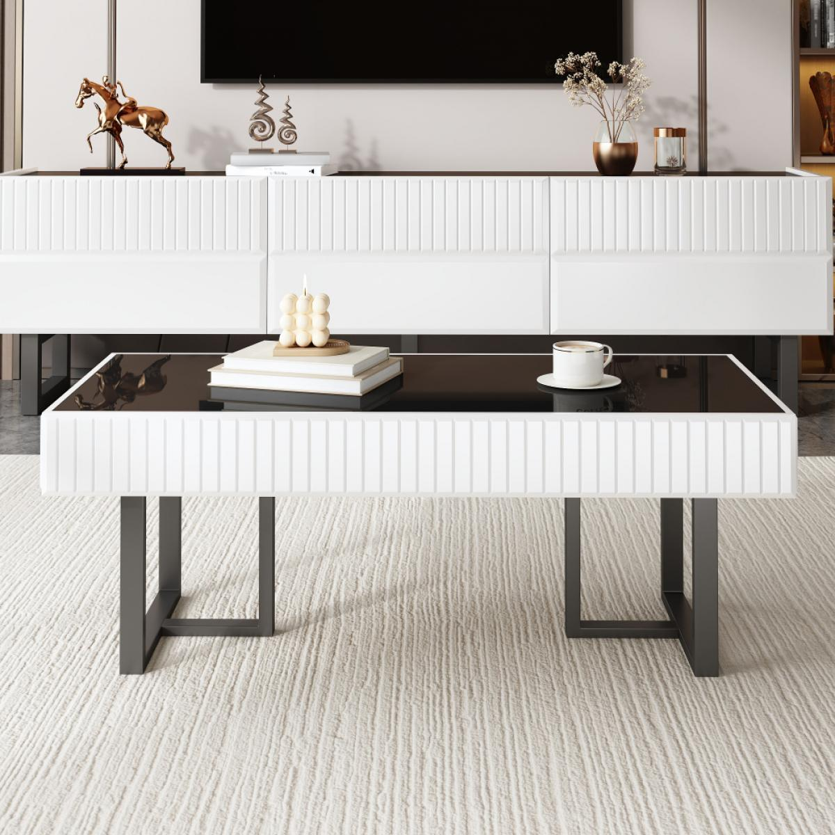 Ein modernes Wohnzimmer mit weißem Couchtisch, schwarzer Tischplatte und weißem Schrank im Hintergrund.