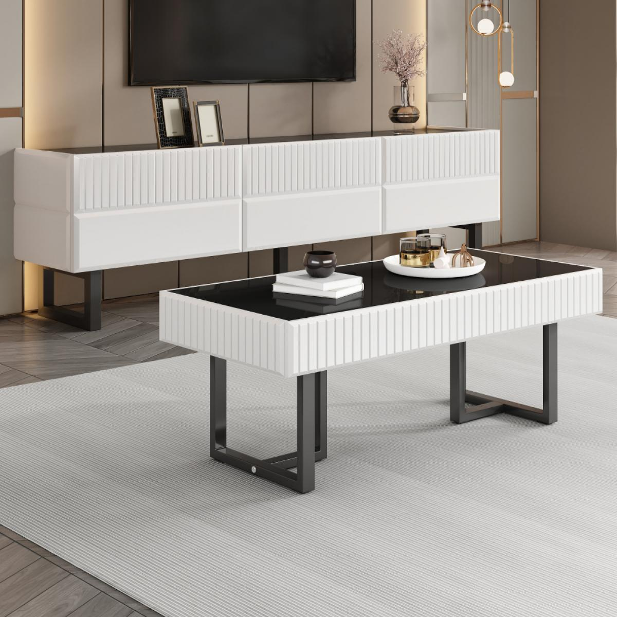 Ein modernes Wohnzimmer mit weißem Schrank, schwarzem Fernseher und Couchtisch. Ein Teppich bedeckt den Boden. Objekte auf dem Tisch.