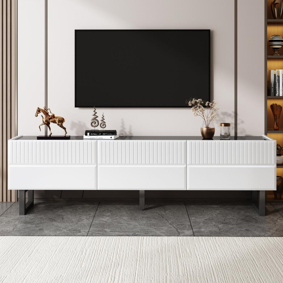 Ein modernes Wohnzimmer mit weißem Schrank, Fernseher und Dekorationsartikeln. Der Boden ist gefliest und es gibt einen weißen Teppich.