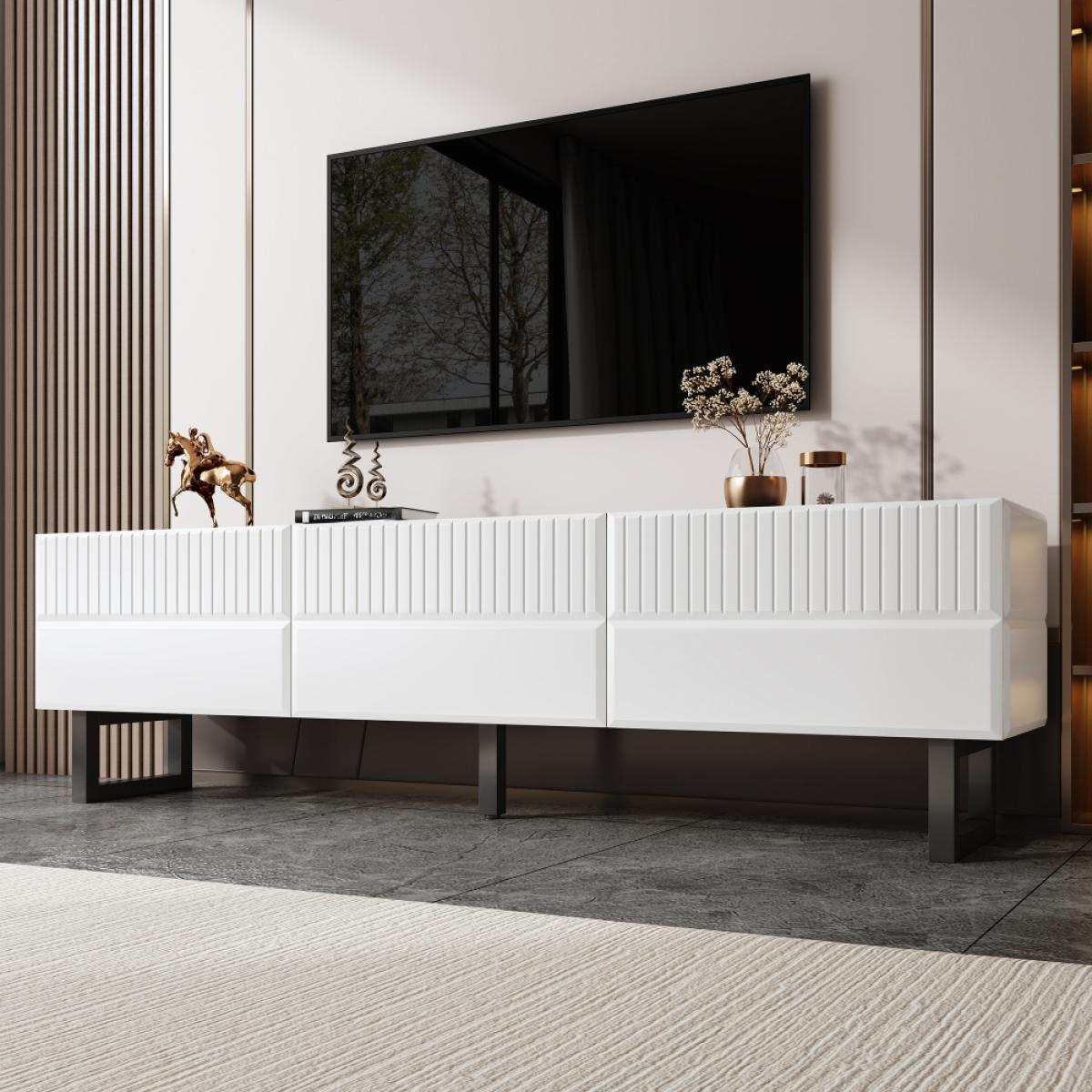 Ein modernes Wohnzimmer mit weißem Schrank, Fernseher und Dekorationen. Eine bronzene Pferdestatue und eine Blumenvase sind vorhanden.
