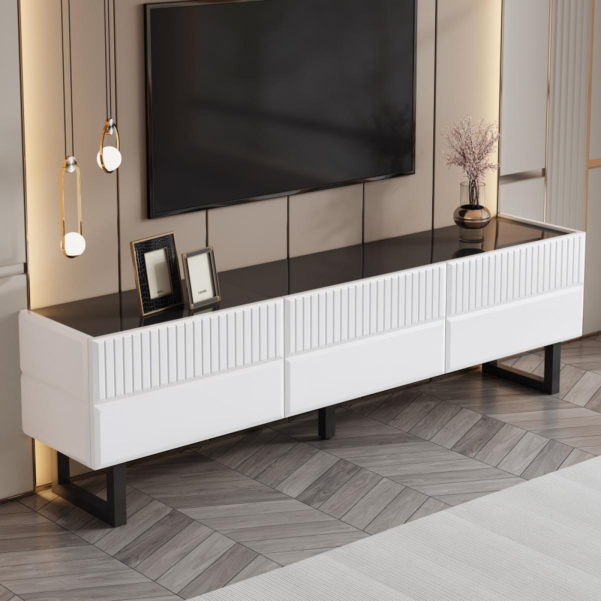 Ein modernes Wohnzimmer mit Fernseher, weißem Schrank, Bilderrahmen und dekorativer Beleuchtung. Der Boden ist aus Holz.
