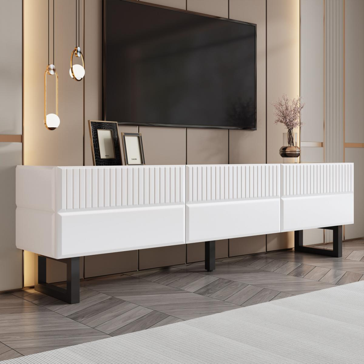 Ein modernes Wohnzimmer mit weißem TV-Ständer, Fernseher und dekorativen Lichtern. Der Boden ist aus Holz, und es gibt einen Teppich.