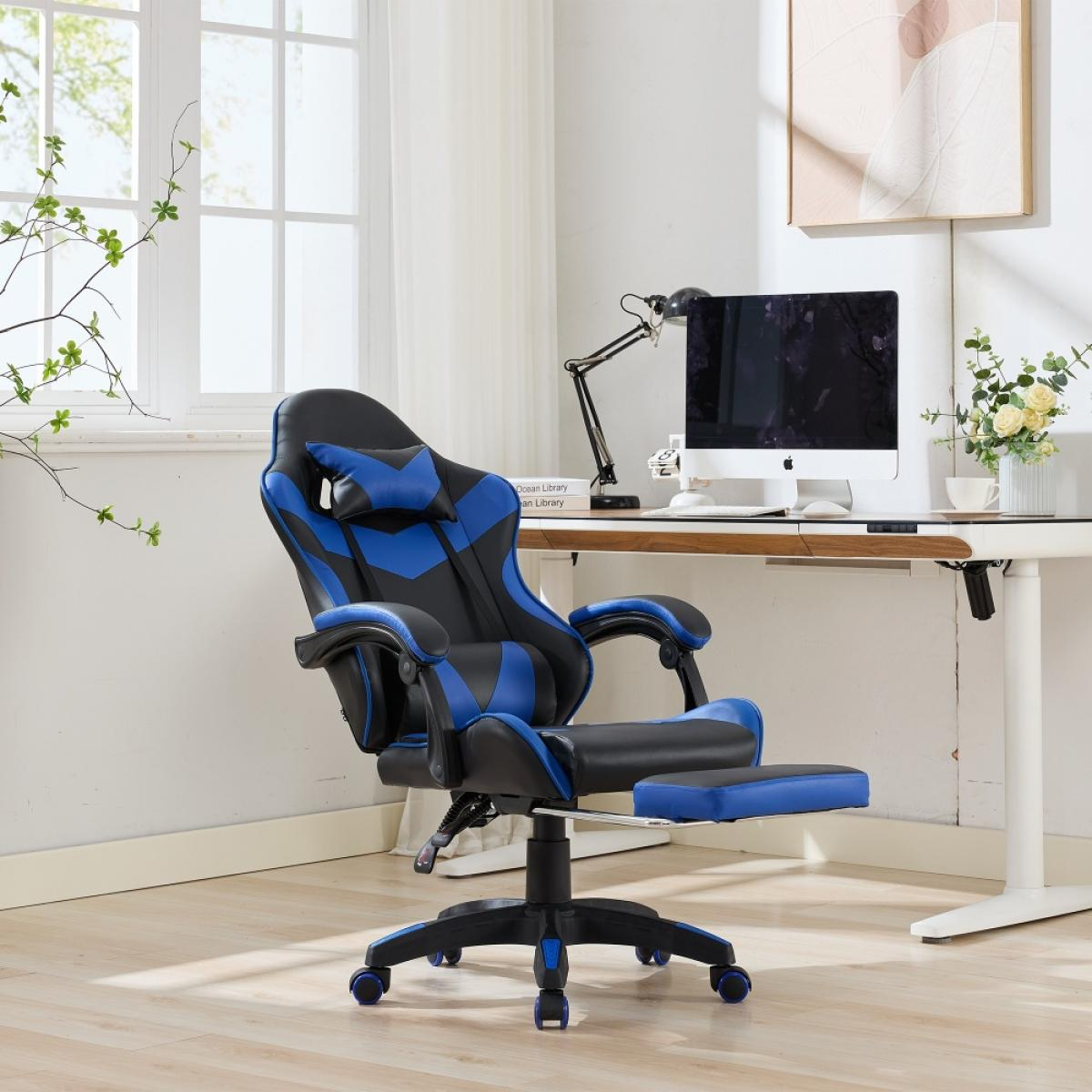 Ein blau-schwarzer Gaming-Stuhl steht in einem Heimbüro. Im Hintergrund befinden sich ein Schreibtisch, ein Computer, eine Lampe und ein Fenster.