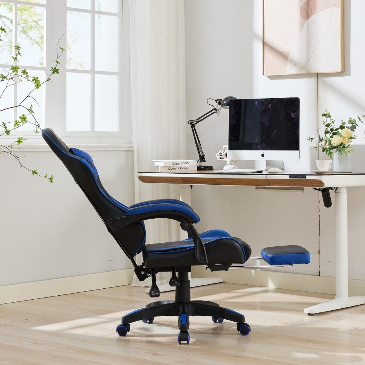 Ein blau-schwarzer Gaming-Stuhl steht in einem Raum. Ein Schreibtisch mit Computer und ein Fenster sind im Hintergrund.