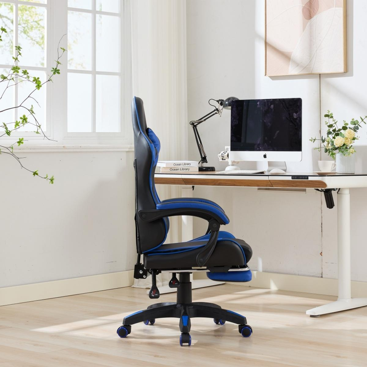 Ein schwarz-blauer Gaming-Stuhl steht neben einem Schreibtisch mit Computer. Im Hintergrund ein Fenster und ein Gemälde.