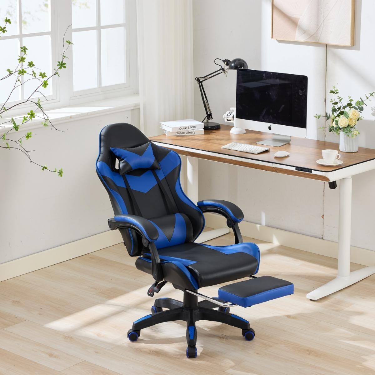 Ein Gaming-Stuhl mit blauen und schwarzen Details vor einem Schreibtisch mit Computer, Lampe, Büchern und Blumen. Im Hintergrund ein Fenster.