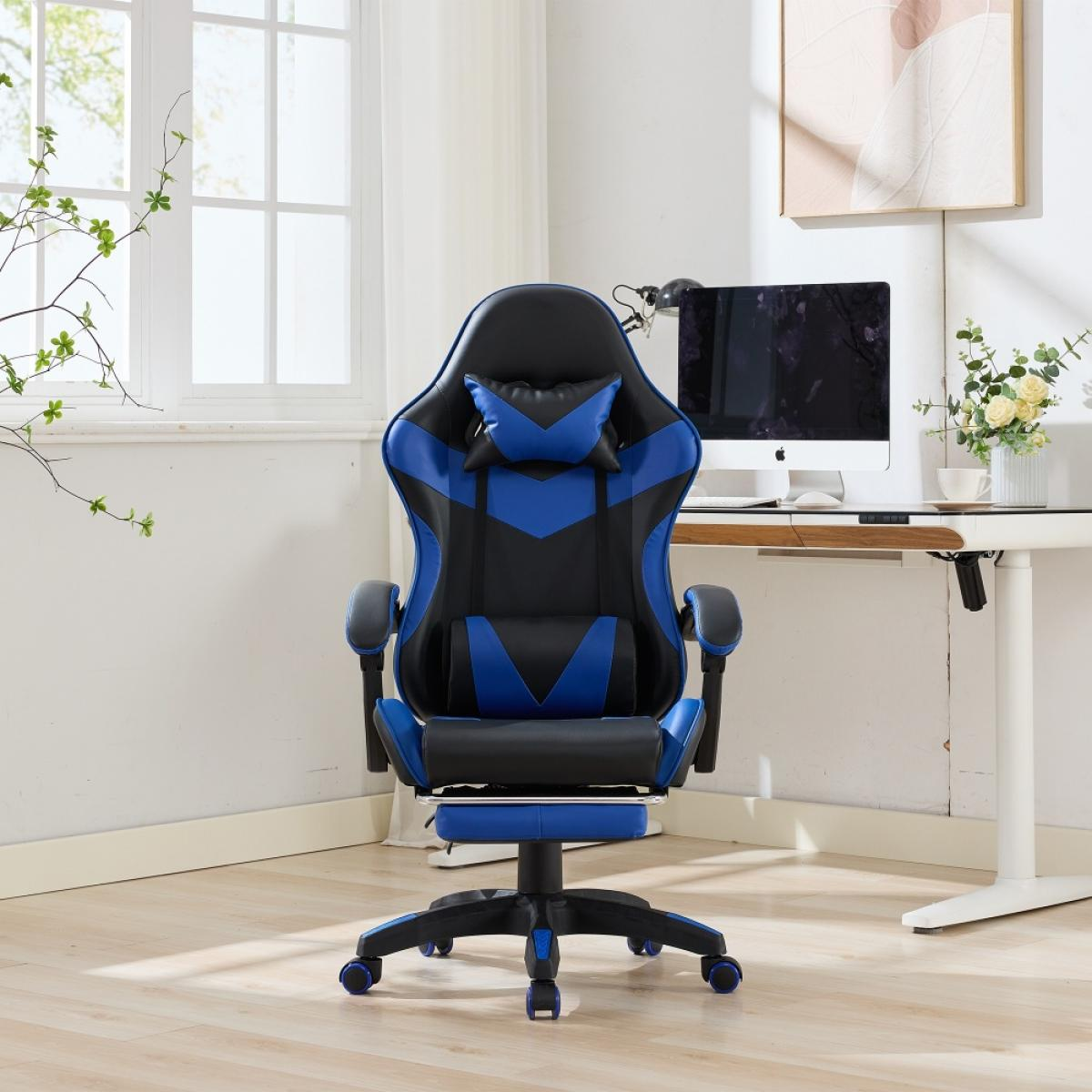 Ein blau-schwarzer Gaming-Stuhl steht im Mittelpunkt. Im Hintergrund ein Schreibtisch mit Computer und Blumen.