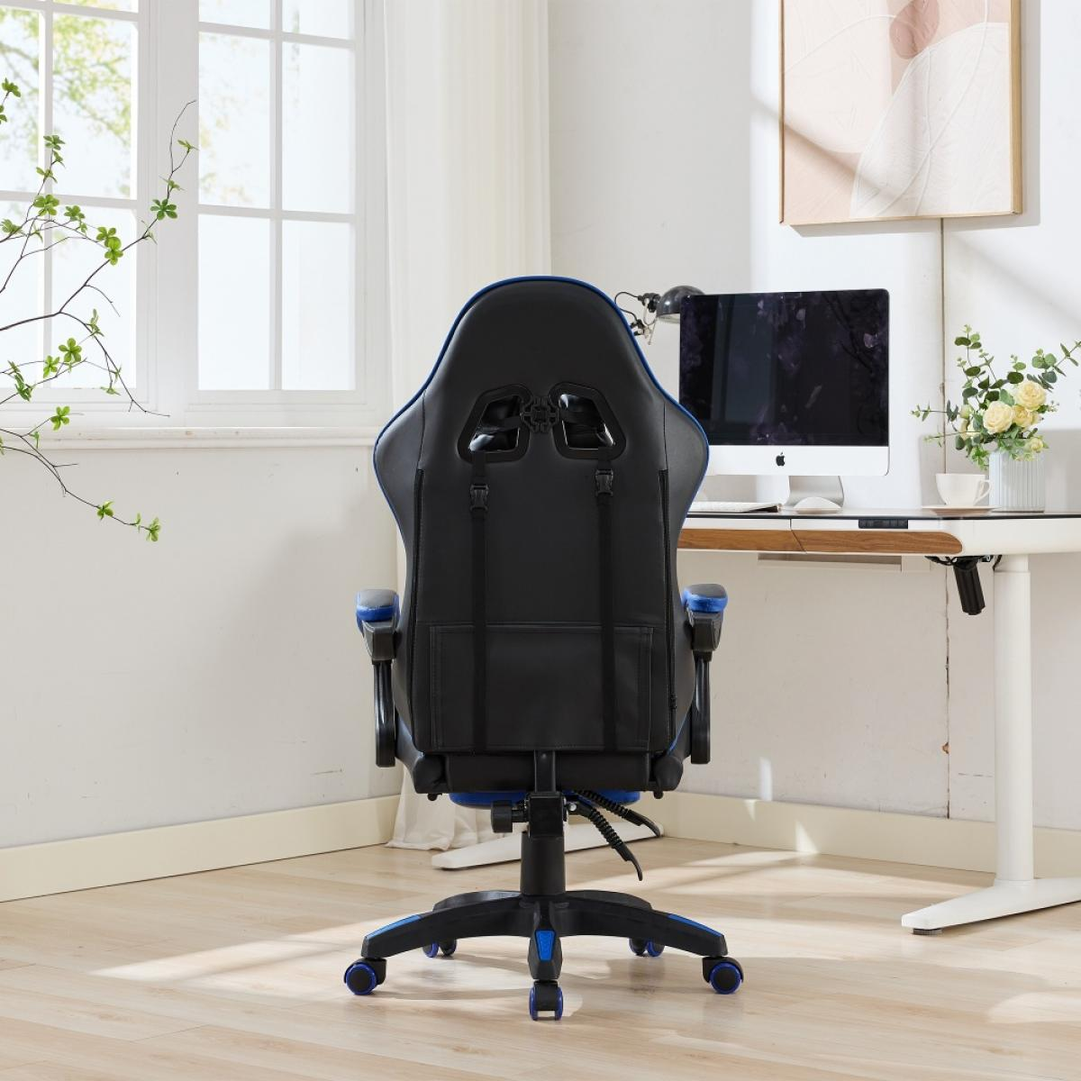 Schwarzer und blauer Gaming-Stuhl vor einem Schreibtisch mit Computer und Blumen. Im Hintergrund ist ein Fenster.