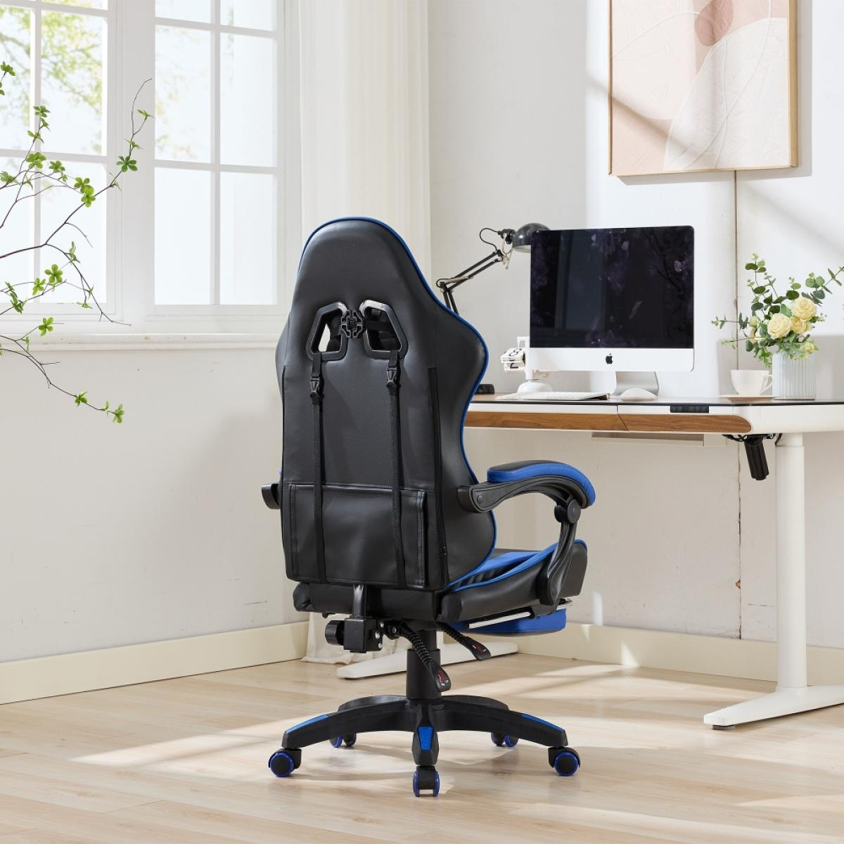 Ein schwarzer und blauer Gaming-Stuhl ist abgewandt. Im Hintergrund ein Schreibtisch mit Computer, Lampe und Blumen. Links ein Fenster.