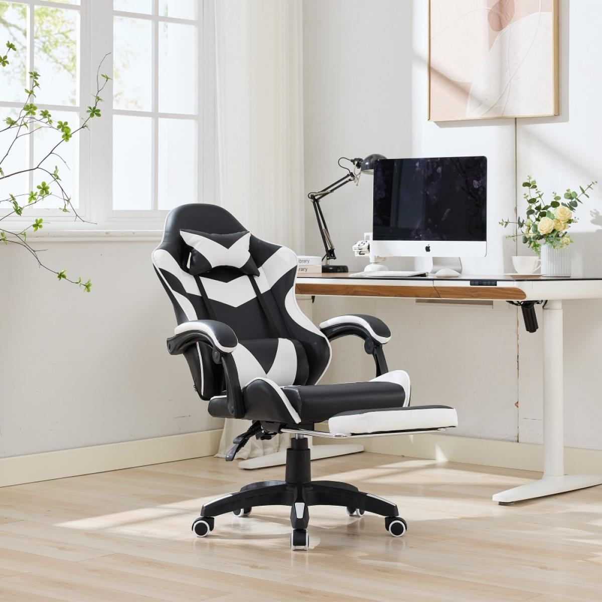 Ein Gaming-Stuhl mit schwarz-weißem Design. Er steht vor einem Schreibtisch mit Computer, Lampe und Blumen.
