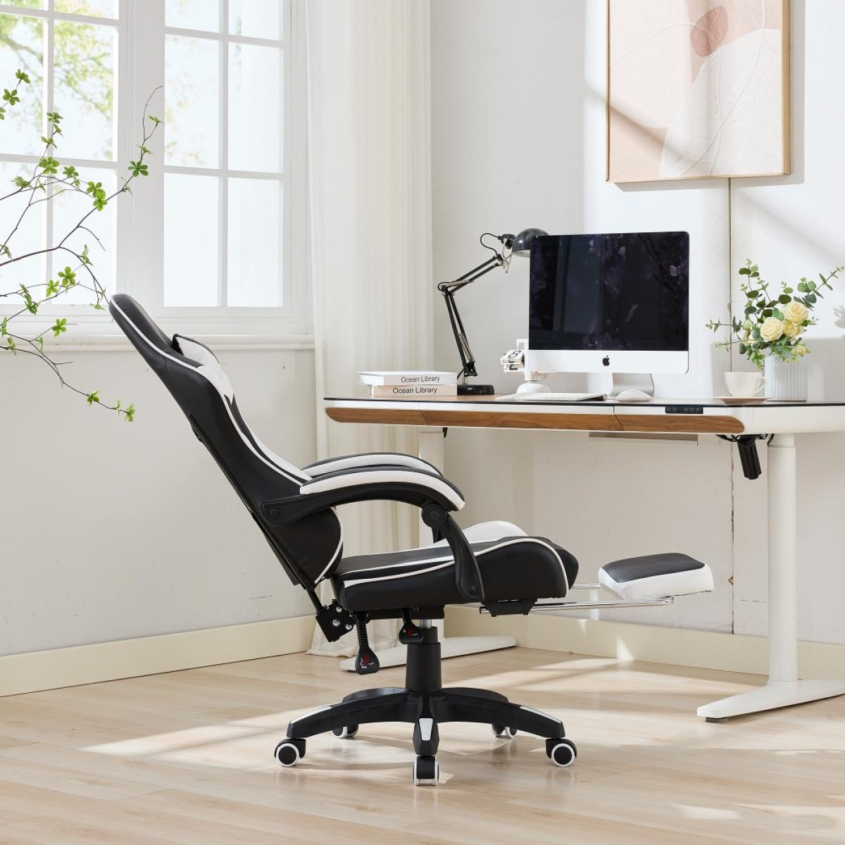 Schwarz-weißer Gaming-Stuhl mit Fußstütze in hellem Raum. Schreibtisch mit Monitor, Blumen und Fenster im Hintergrund.