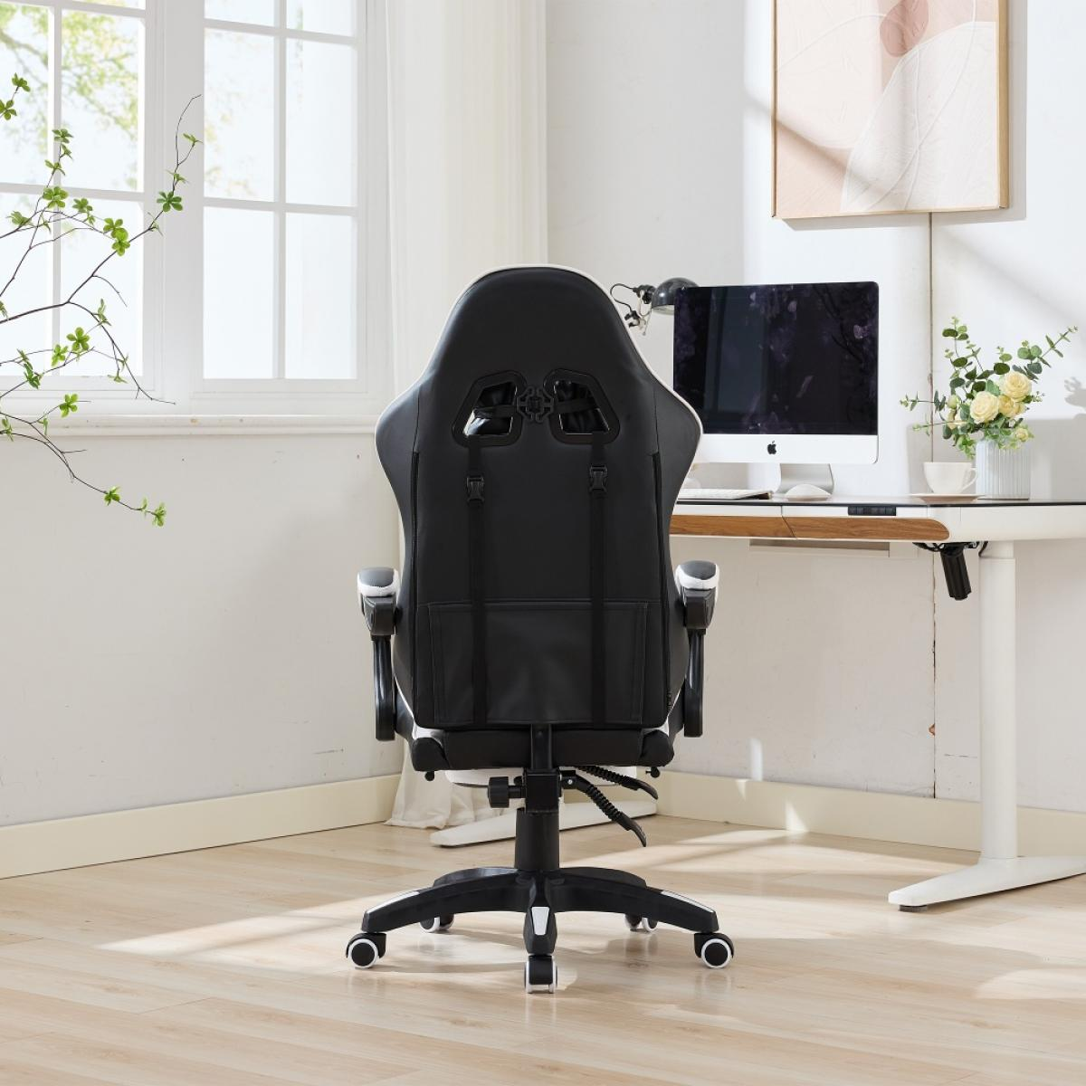 Schwarz-weißer Gaming-Stuhl in einem hellen Raum. Computer und Blumen stehen auf einem weißen Schreibtisch. Im Hintergrund ist ein Fenster.