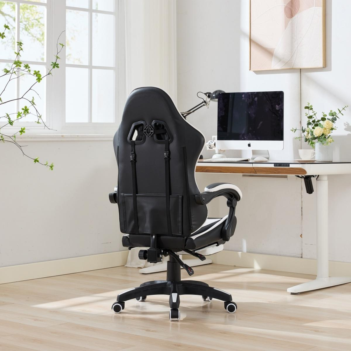 Schwarzer und weißer Gaming-Stuhl in einem hellen Raum. Hinter dem Stuhl steht ein Schreibtisch mit Computer. Im Hintergrund ein Fenster.
