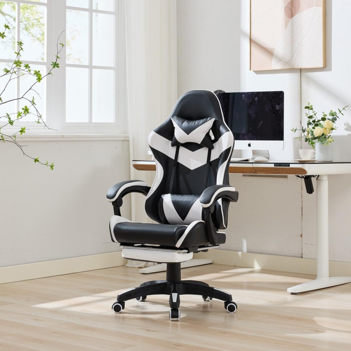Ein schwarz-weißer Gaming-Stuhl in einem hellen Raum. Im Hintergrund befinden sich ein Schreibtisch, ein Computer und Blumen. Der Stuhl hat eine Fußstütze.