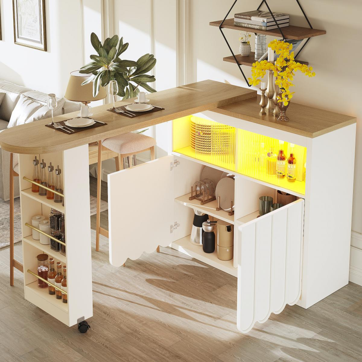 Moderne Kücheninsel mit weißen Schränken, Holzplatte und Regalen. Gelbe Blumen und verschiedene Küchenutensilien sind ausgestellt.