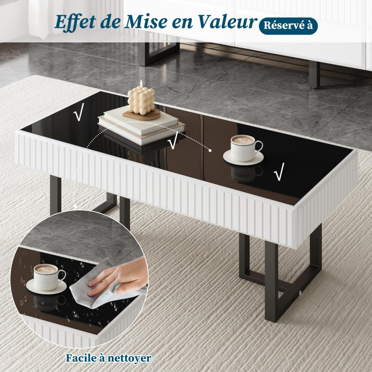 Ein moderner Couchtisch mit schwarzer Glasplatte, weißen Seiten und schwarzen Beinen. Auf dem Tisch stehen eine Kaffeetasse und eine Kerze.