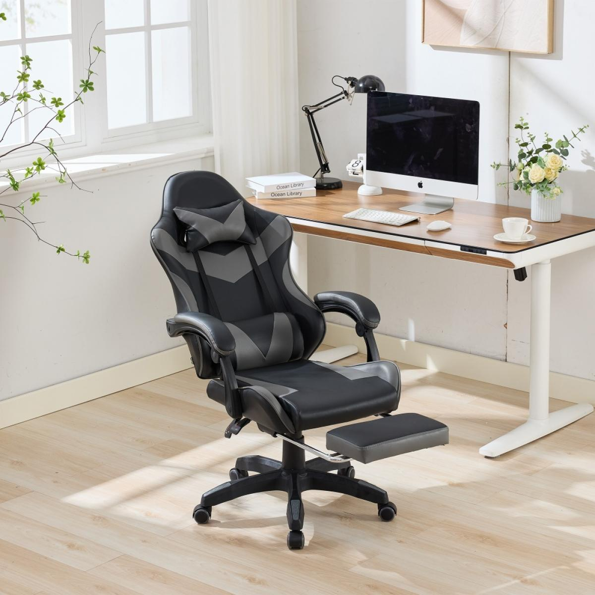 Ein Gaming-Stuhl in einem Homeoffice. Ein Schreibtisch mit Computer und Lampe. Ein Fenster mit grünen Pflanzen ist sichtbar.