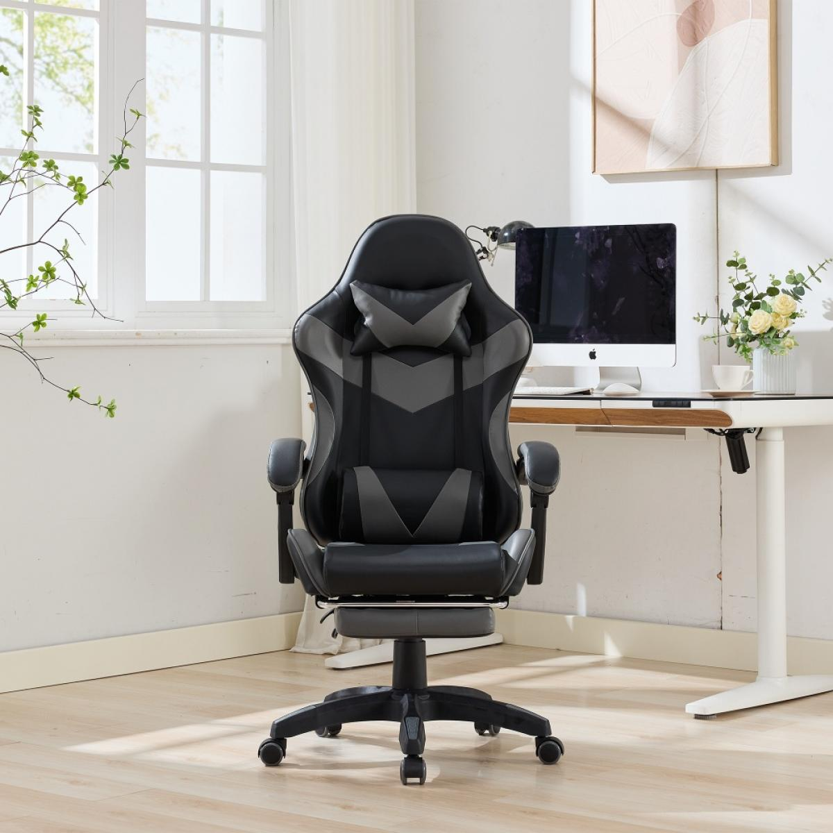Gaming-Stuhl in einem Heimbüro. Schwarz-grauer Stuhl vor einem Schreibtisch mit Computer und Blumen. Fenster im Hintergrund.