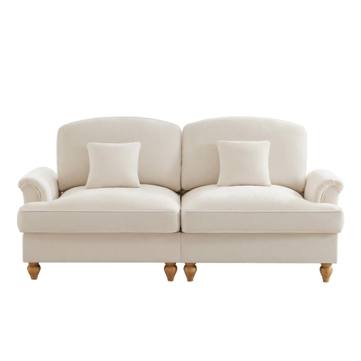 Ein cremefarbenes Sofa mit zwei Kissen und zwei Kissen. Es hat Holzbeine und Armlehnen. Der Hintergrund ist weiß.