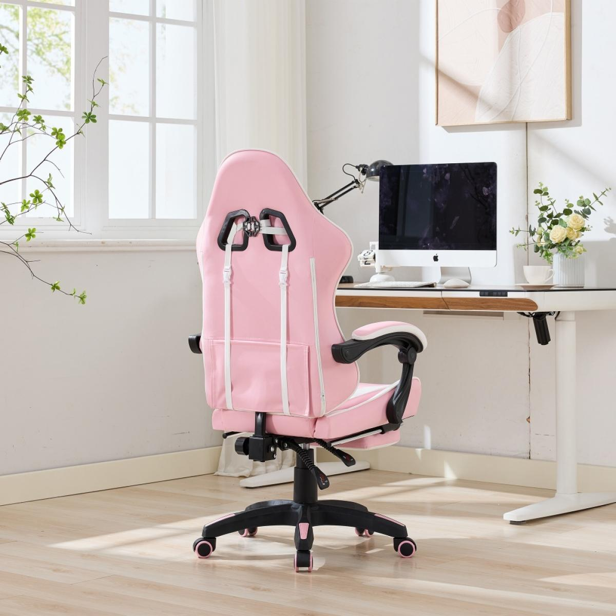 Ein pinkfarbener Gaming-Stuhl steht vor einem Schreibtisch mit einem Computer. Der Raum hat ein Fenster und ein Gemälde.